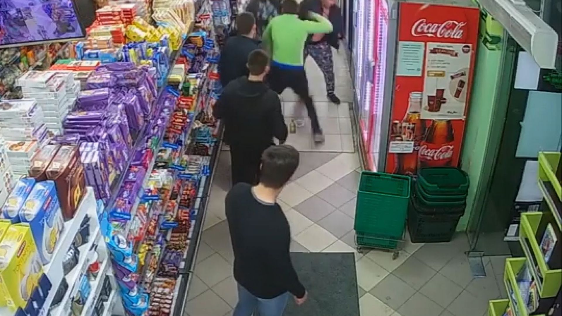Непоказван досега видеозапис предсатвя от нов ъгъл сбиването в магазин
