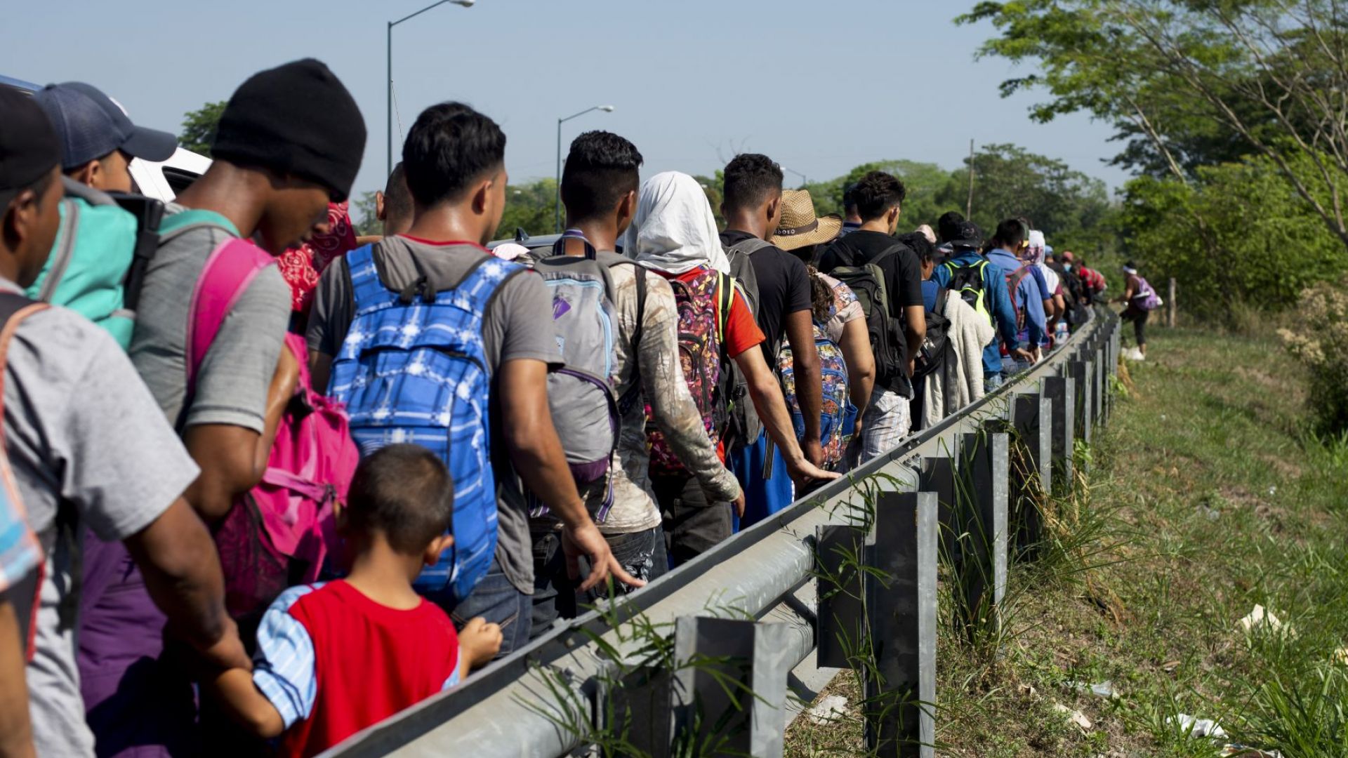 Мексиканските власти съобщиха че близо 350 мигранти са разбили катинарите