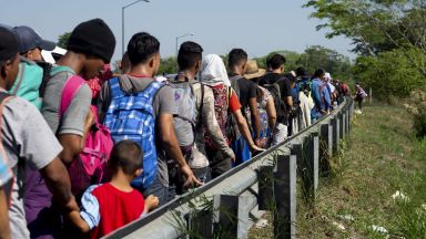 Стотици мигранти разбиха граничен портал и нахлуха в Мексико