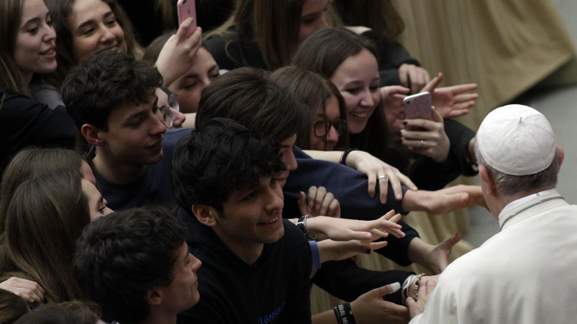 Папа Франциск към младите: Моля ви, вдигнете глави от мобилните телефони