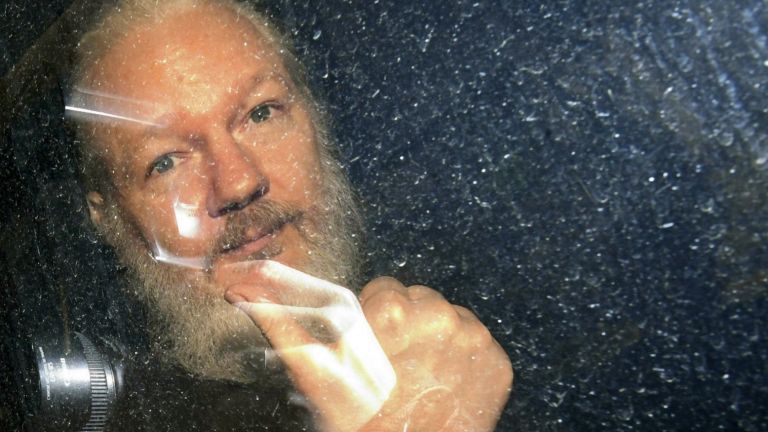 Бащата на Асандж: На 74 г. изглеждам по-добре от Джулиан на 47