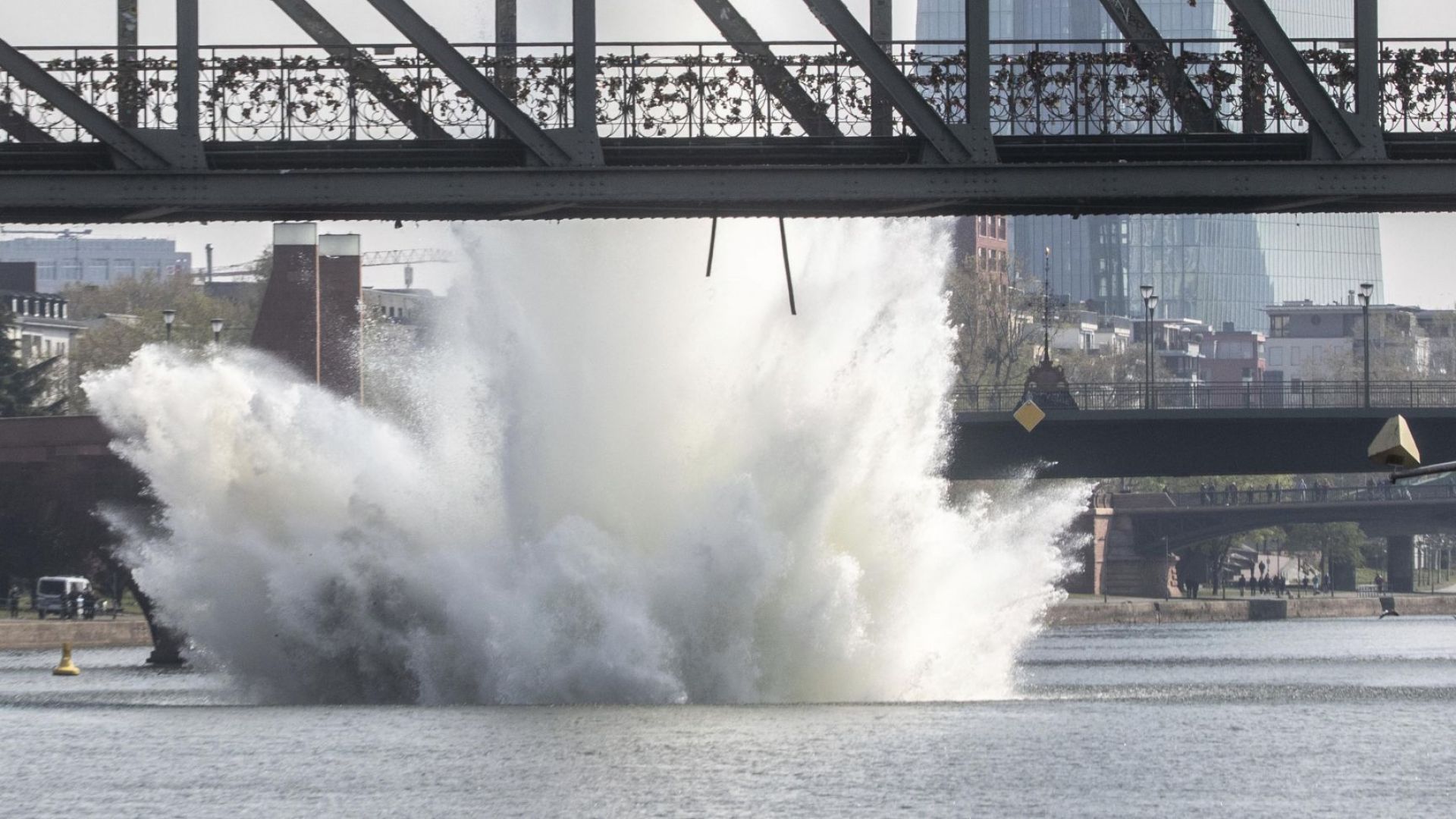 Германски сапьори взривиха контролирано днес бомба от Втората световна война