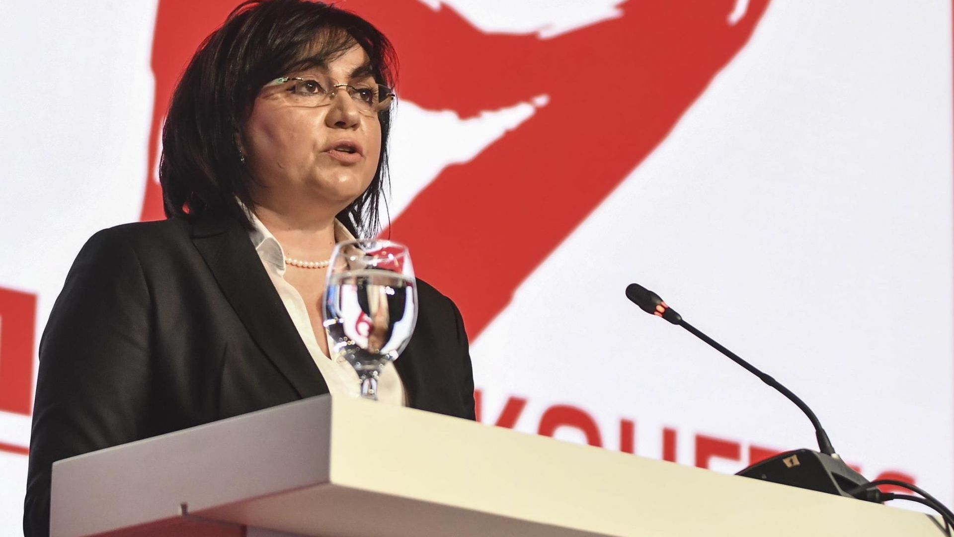 Корнелия Нинова: Носих оставката с листата си, но сега отговорността е на Националния съвет