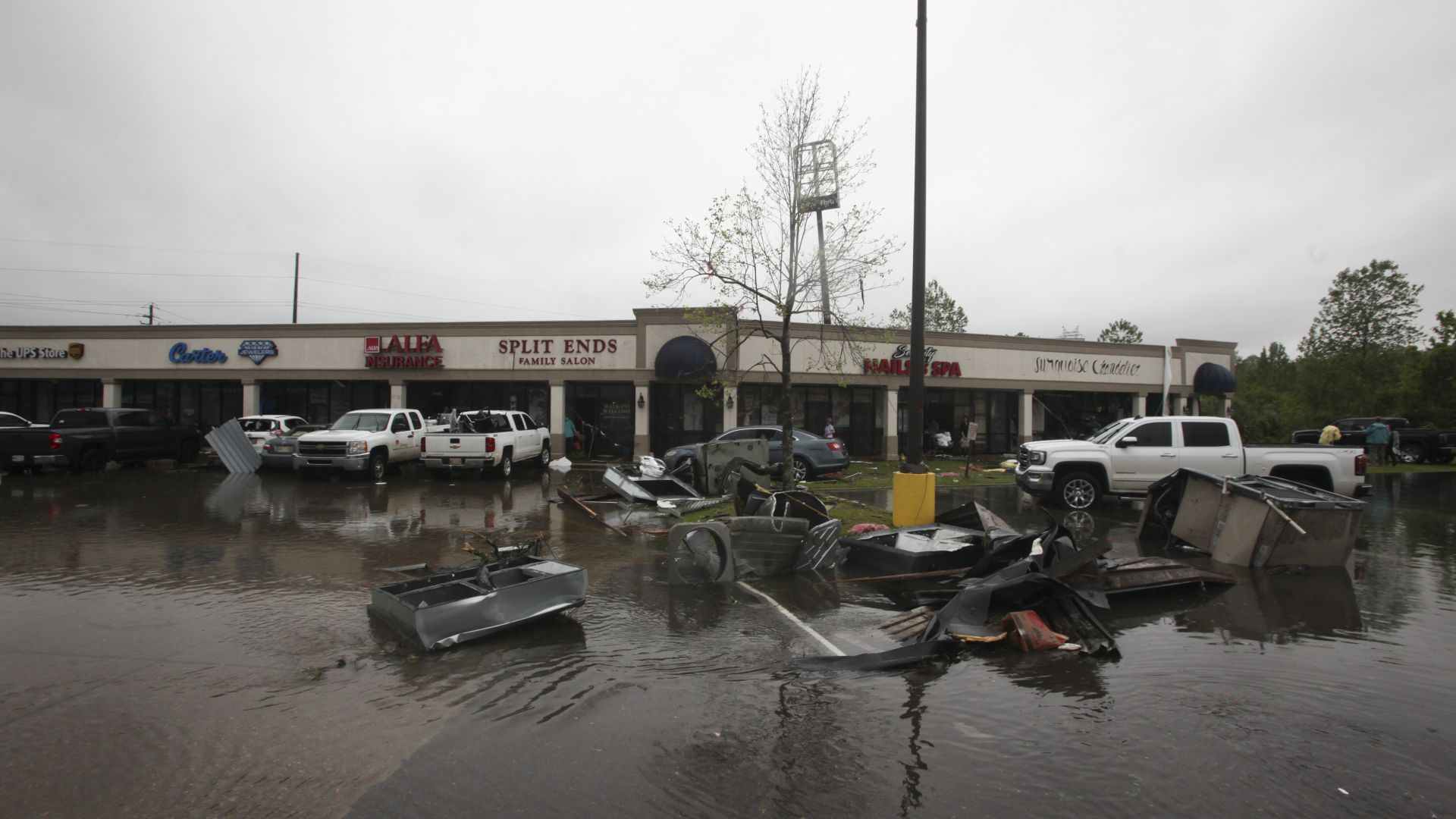 Осем души загинаха вчера в южните щати Тексас и Луизиана