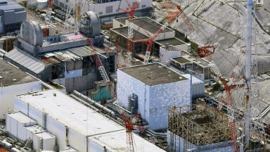 Нивото на охлаждащата вода в два реактора на авариралата японска