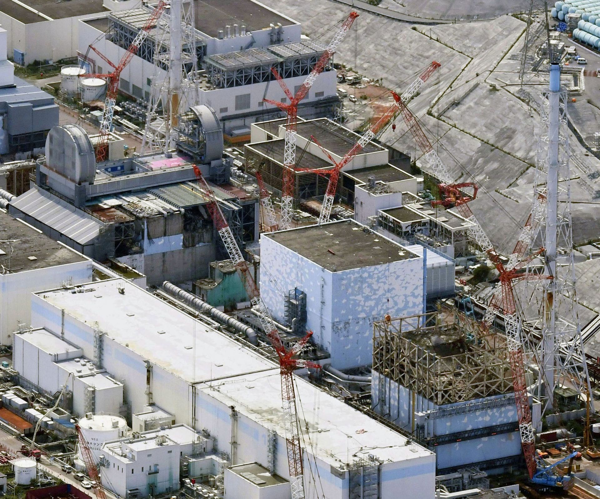 Снимка от 4 септември 2017 г. показва реакторите на атомната електроцентрала Фукушима - отдолу вдясно са трите блока 