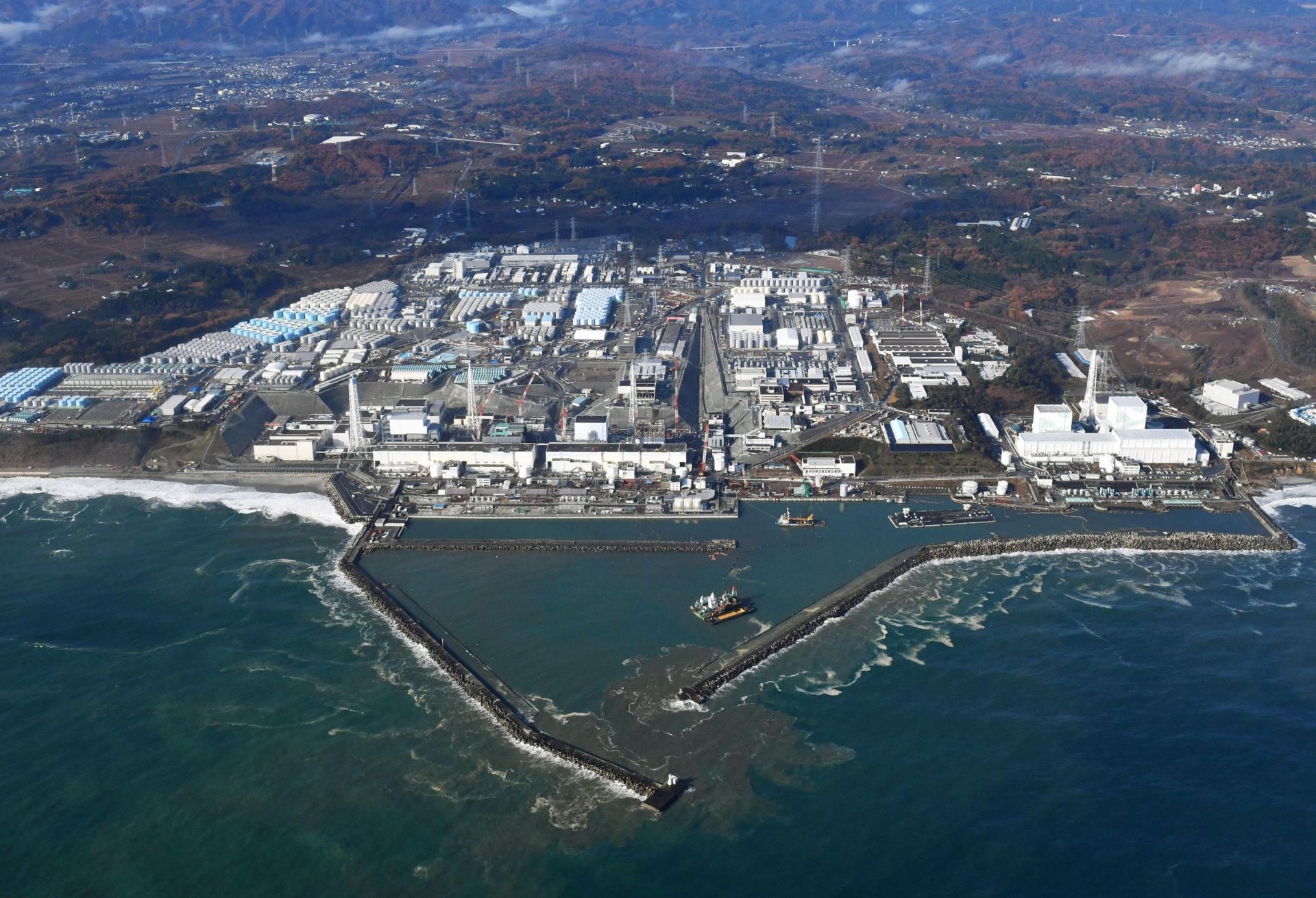 Това фотографско изложение от 22 ноември 2016 г. показва атомната електроцентрала Фукушима