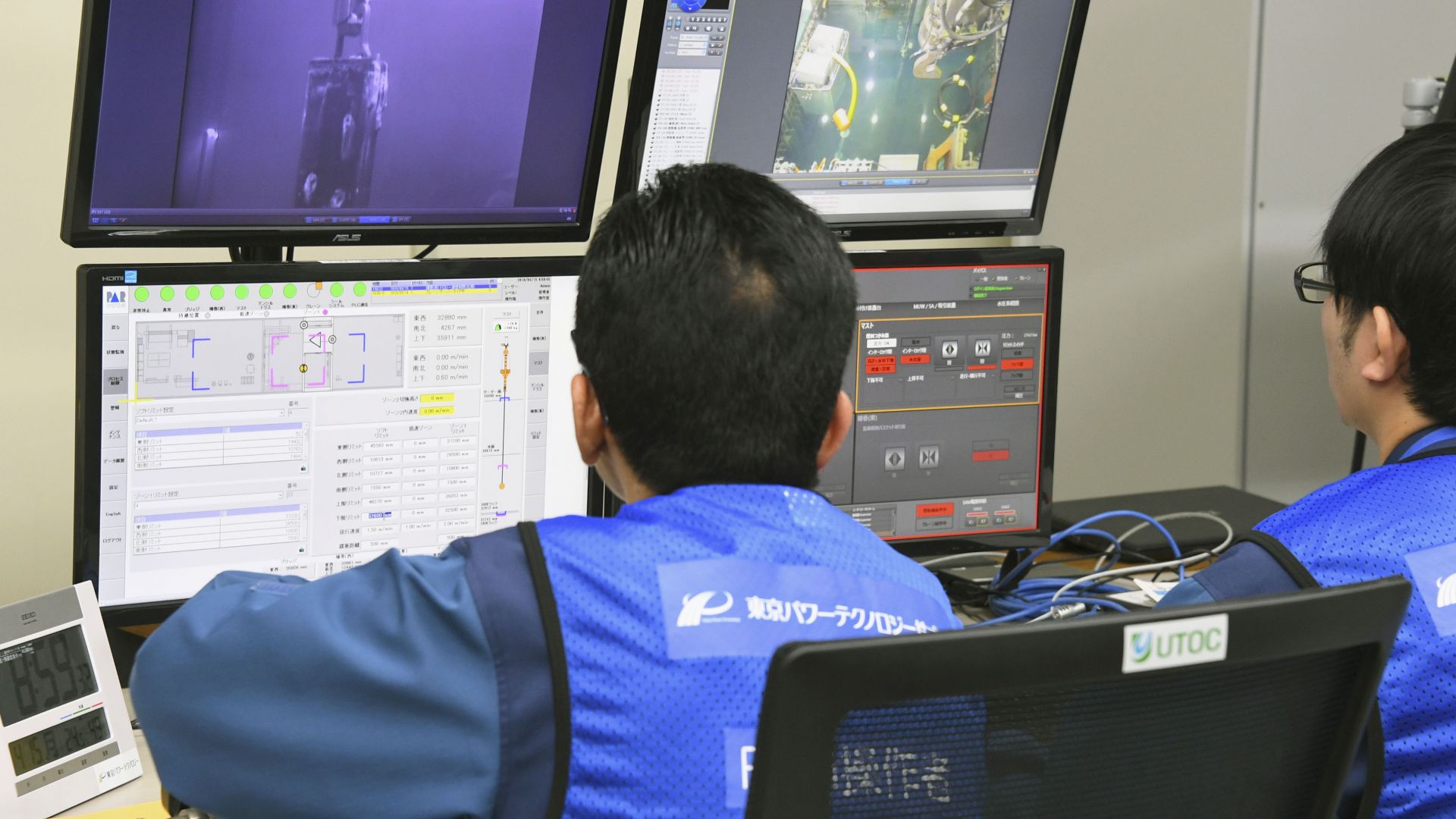 Операторът на японската атомна централа Фукушима в понеделник започна изваждането