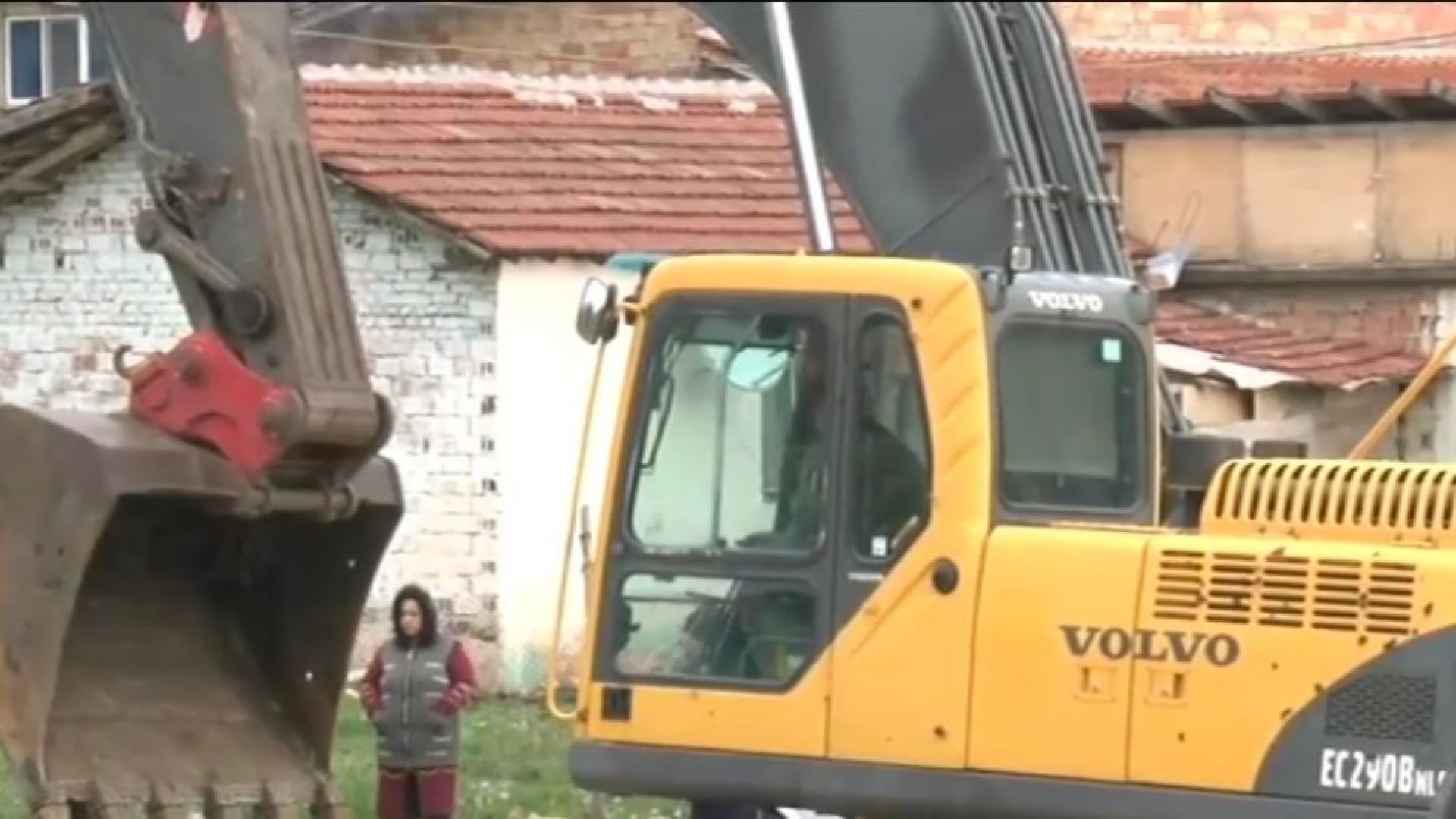 Багери започват събарянето на незаконни постройки в местността Карасиврия в