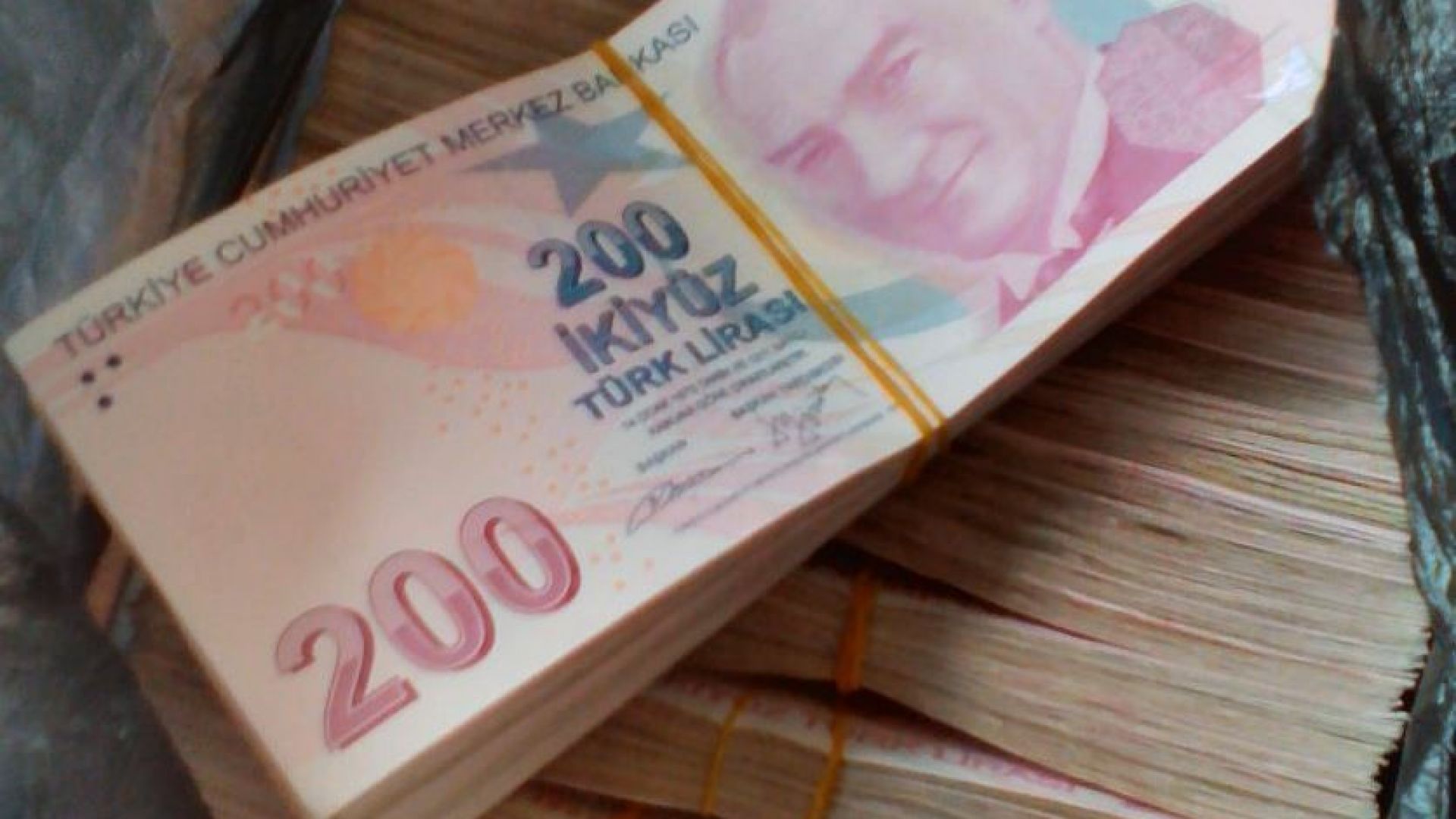 Митничари откриха недекларирани над 330 000 турски лири в дамска чанта