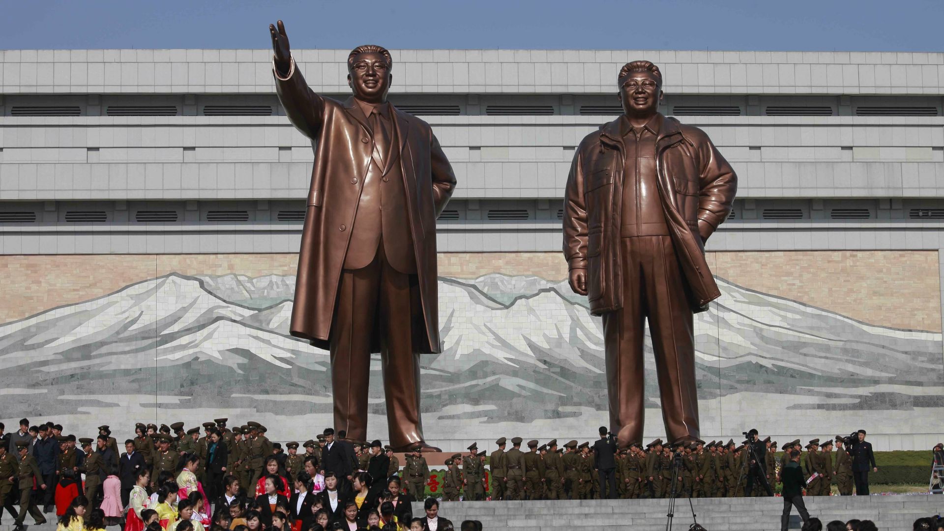 Десетки хиляди севернокорейци почетоха днес паметта на свои държавни ръководители