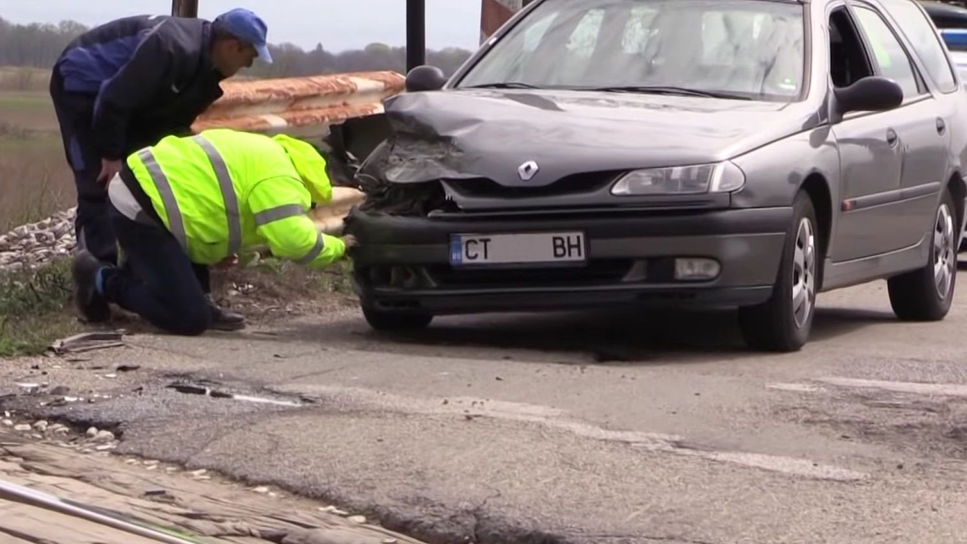 Само с леки щети по автомобила и на косъм от