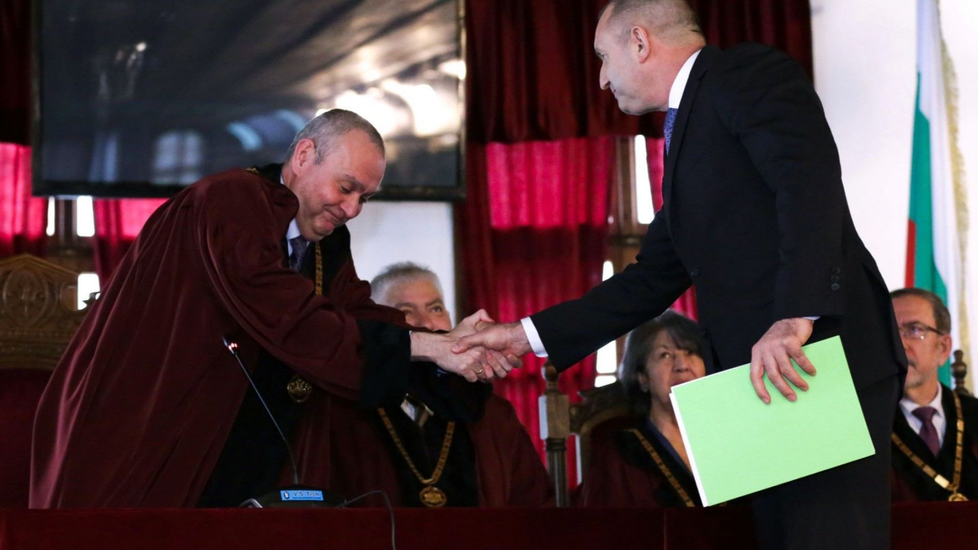 Председателят на Конституционния съд проф Борис Велчев призова президента Румен