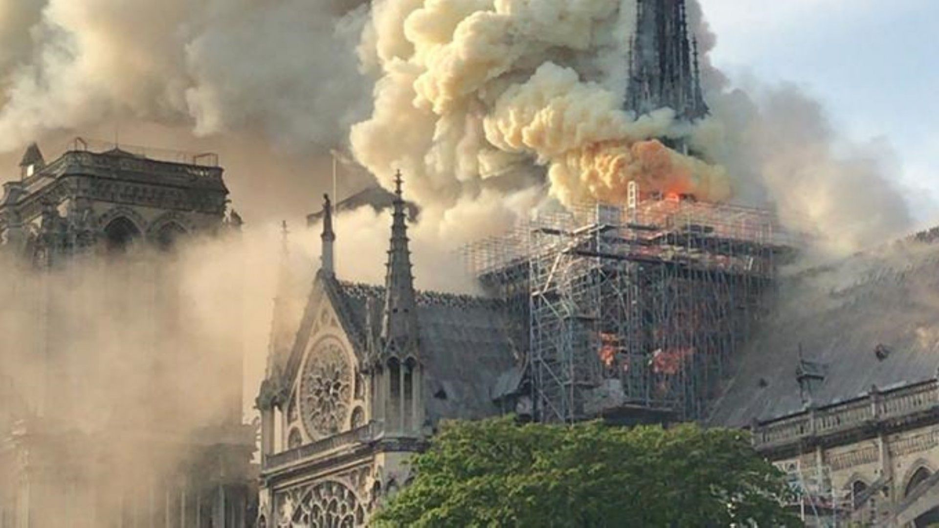 Пожар е избухнал в катедралата Нотр Дам в Париж Извършена