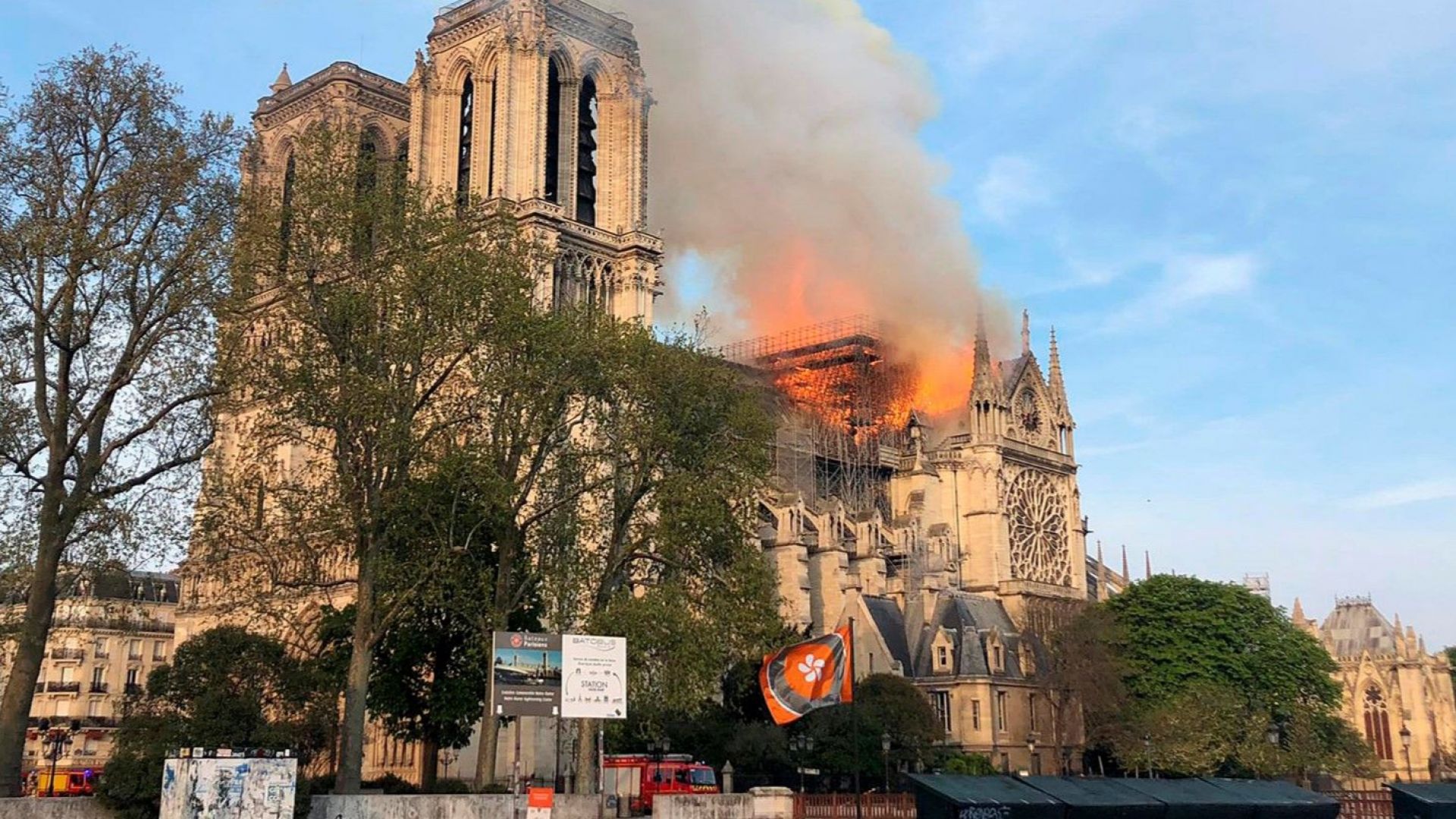  Нотр Дам в Париж гори, кулата и покривът рухнаха 