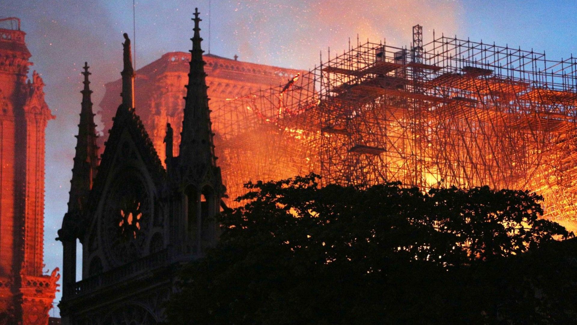 Пожарът, обхванал катедралата Нотр Дам в Париж, е овладян, предадоха