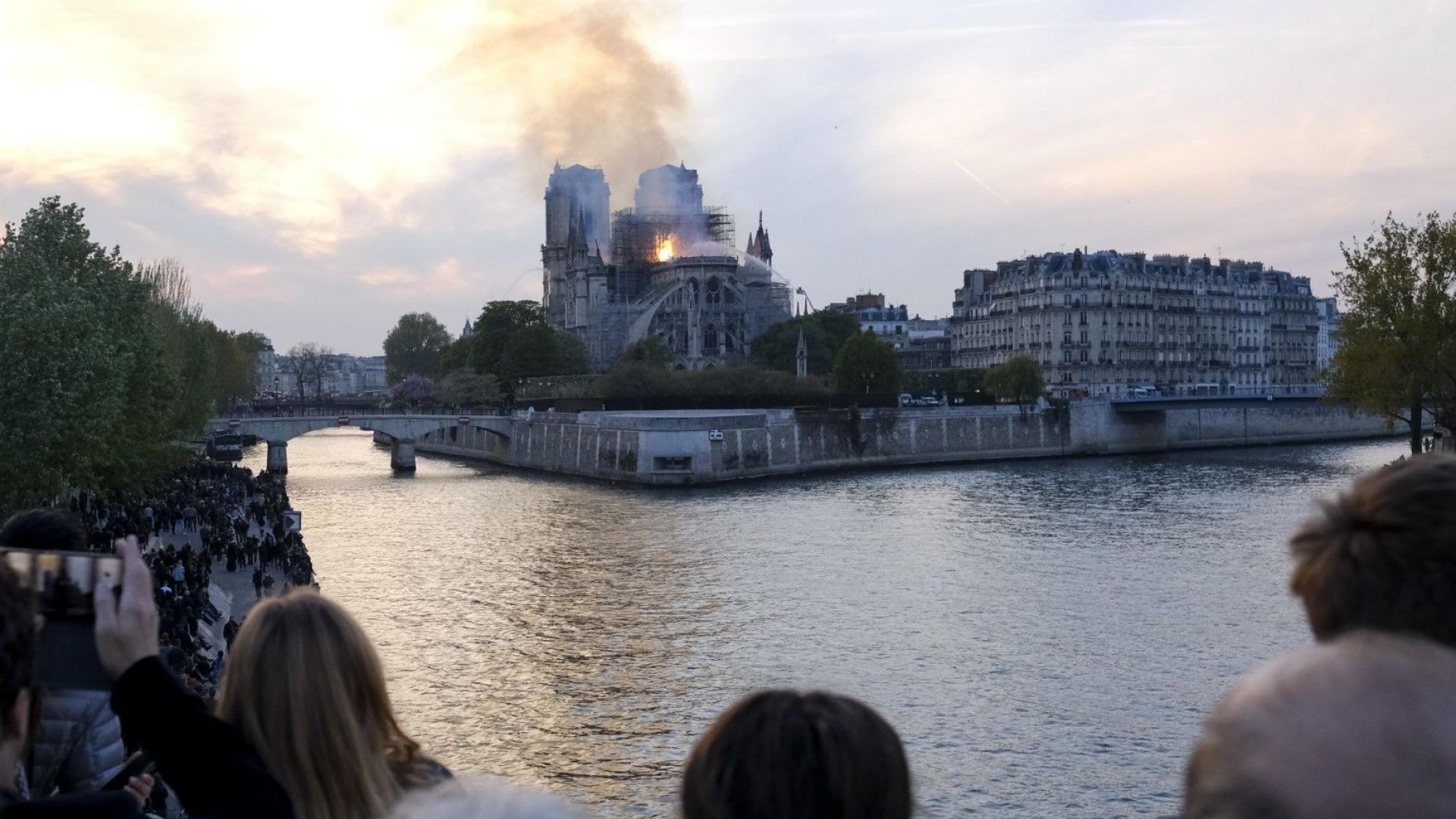 Виж още Пожарът в Нотр Дам шокира и ужаси света