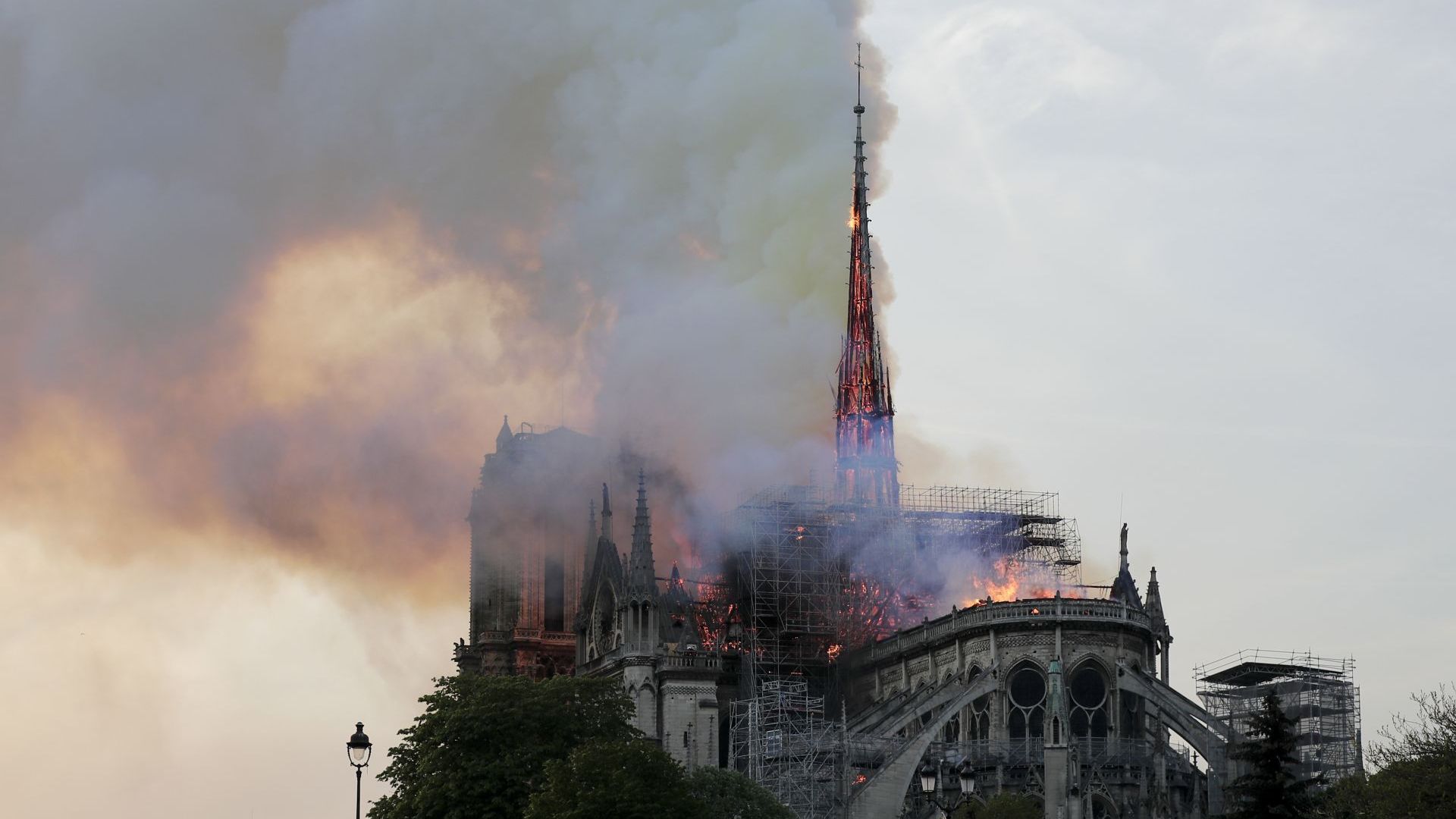 Светът беше шокиран и ужасен от големия пожар в парижката