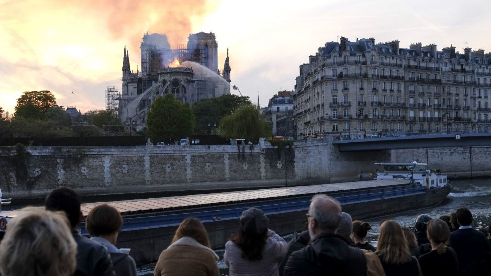 Тържествено ви обещавам че ще възстановим катедралата Всички заедно От