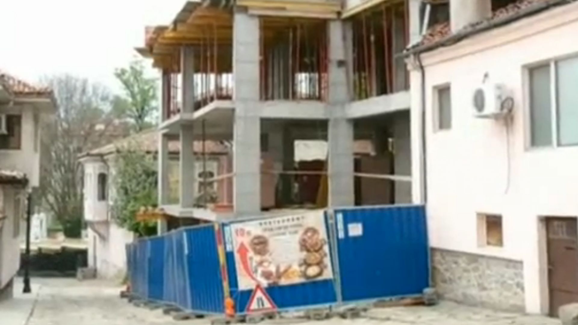 Строеж на 4-етажна къща "изяде" тротоар в Старинен Пловдив
