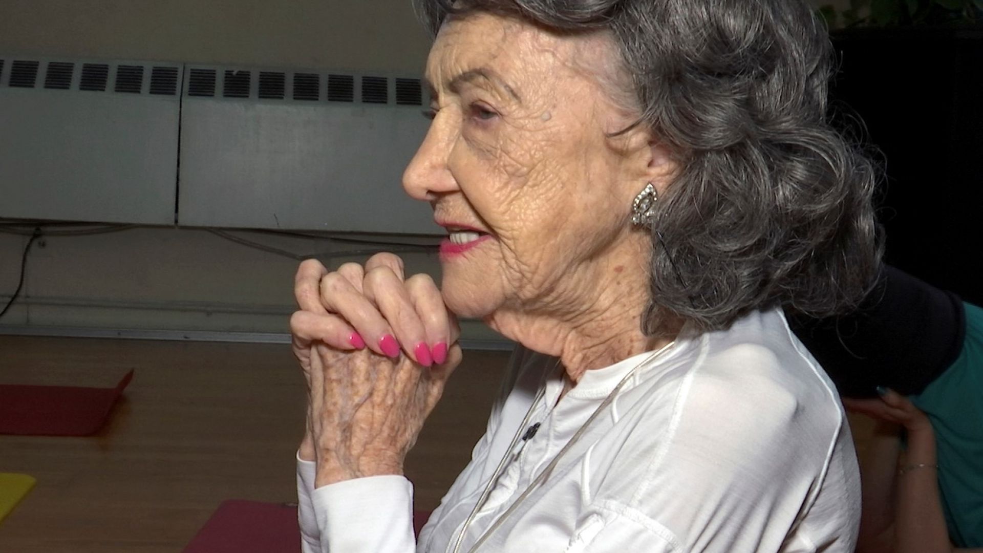 100-годишна преподавателка по йога продължава да практикува