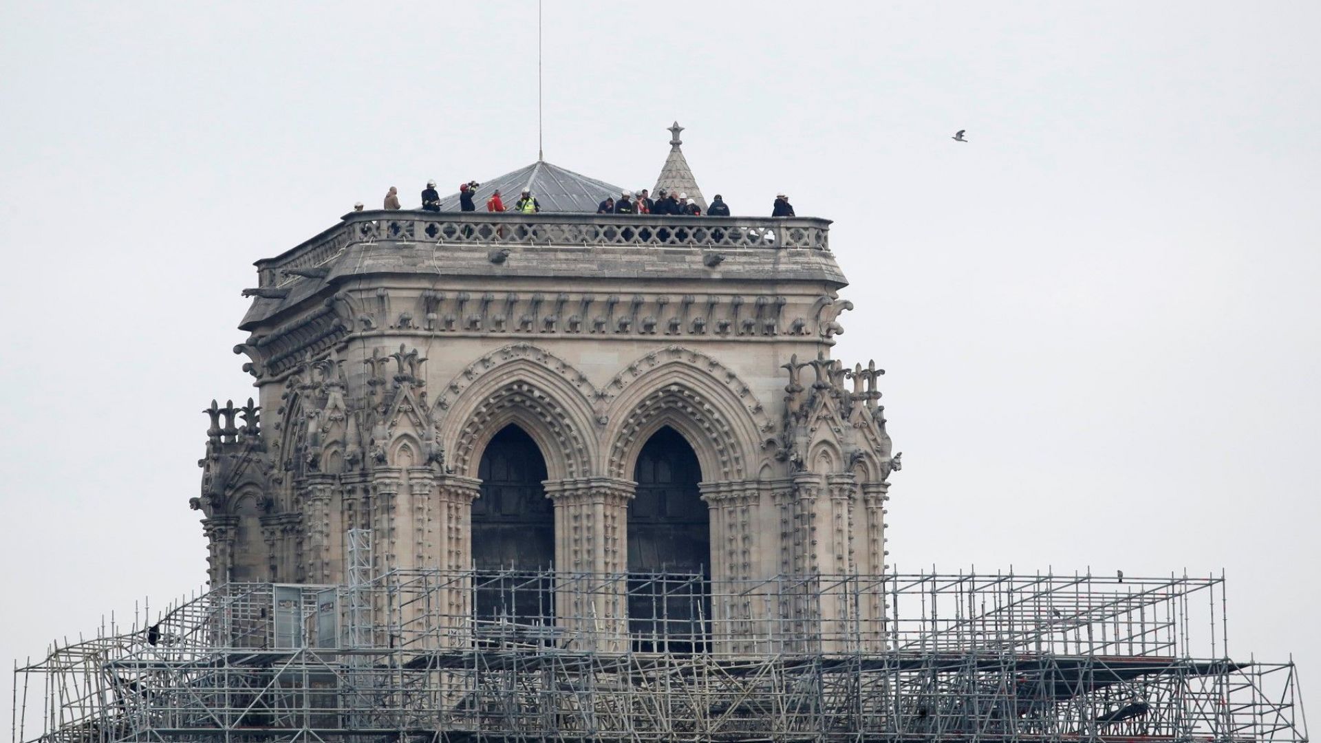 Двама полицаи и един пожарникар са пострадали леко при пожара