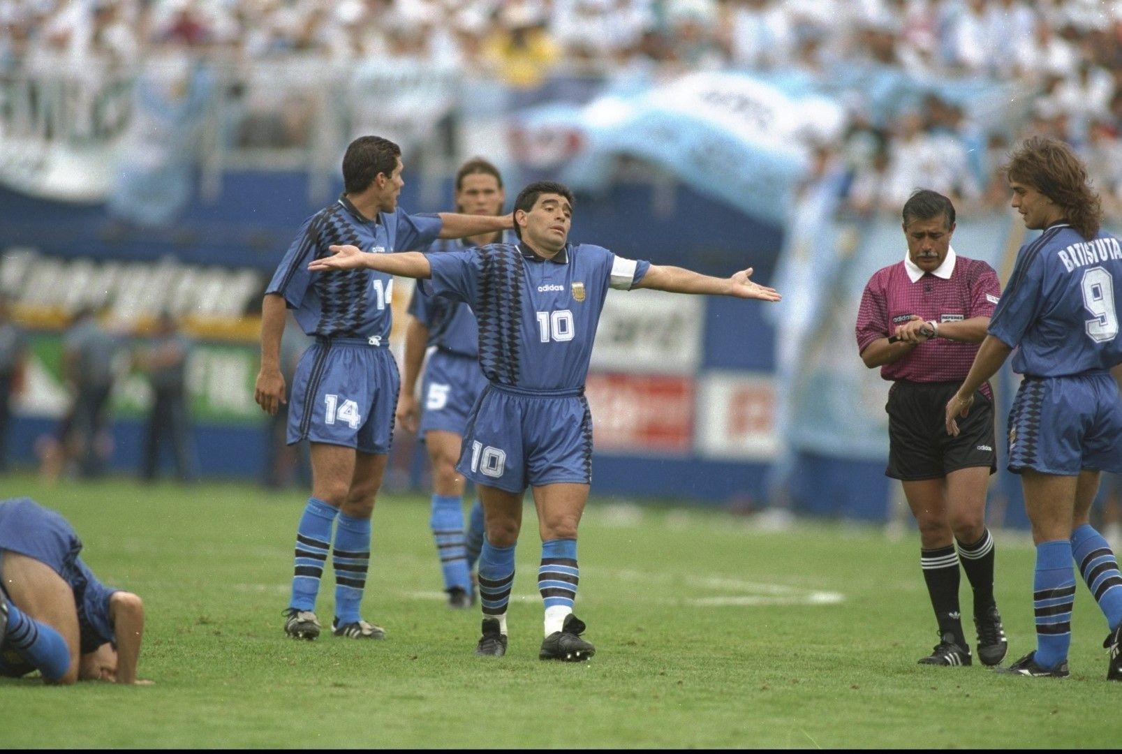 Пращящ от здраве и неуморим на терена, 33-годишният Марадона поведе Аржентина на Световното в САЩ през 1994-а. И след две убедителни победи на старта изглеждаше, че тимът върви към трети пореден финал след 1986 и 1990 г. Преди мача с България в групата обаче, светът отново бе в шок - Марадона отново бе дал положителна допинг проба. Успя да изиграе още 20-ина мача за Бока Хуниорс, преди да се откаже от футбола на 37 г. през 1997-ма.