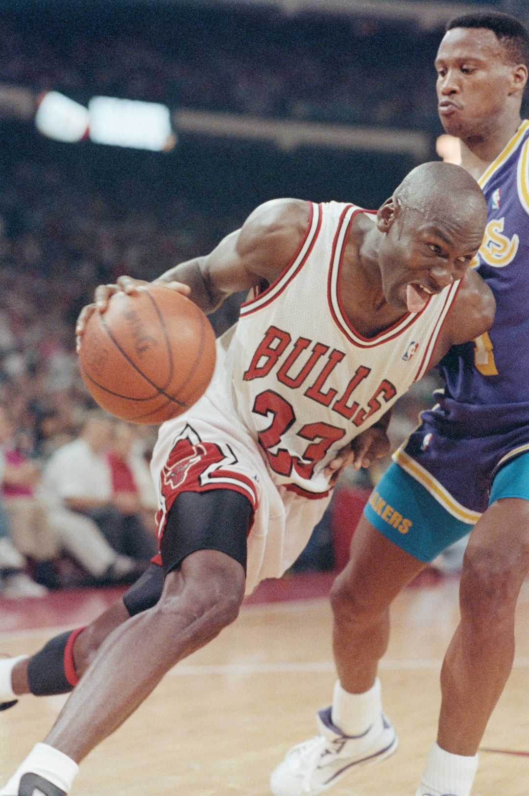Фамозният номер 23 в действие. Джордан донесе три поредни титли в НБА в началото на 90-те години за Чикаго, преди да реши да се оттегли към бейзбола