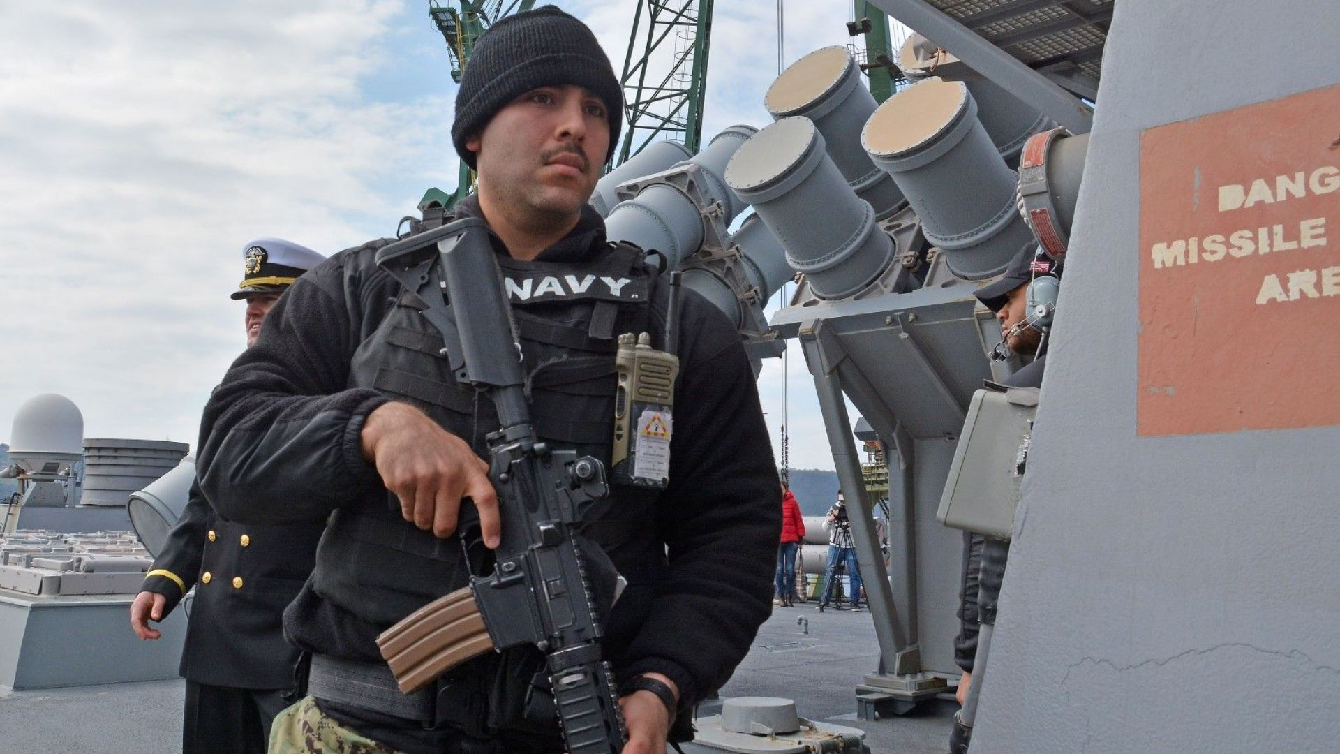 При засилени мерки за сигурност на пристанище Варна акостира ескадреният