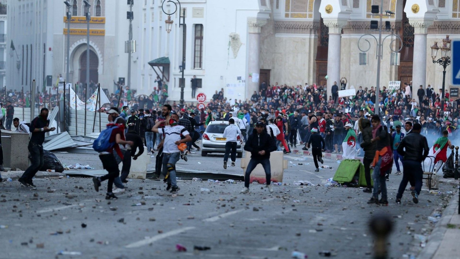 Вълнения в Алжир предизвикаха оставката на тежко болния 82 годишен президент