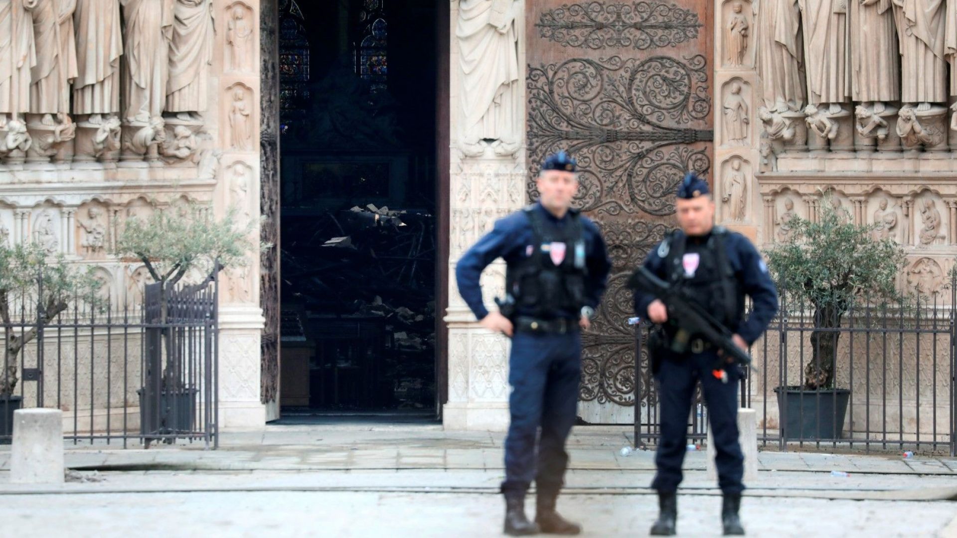 Пожарът в катедралата Нотр Дам вероятно е причинен от злополука