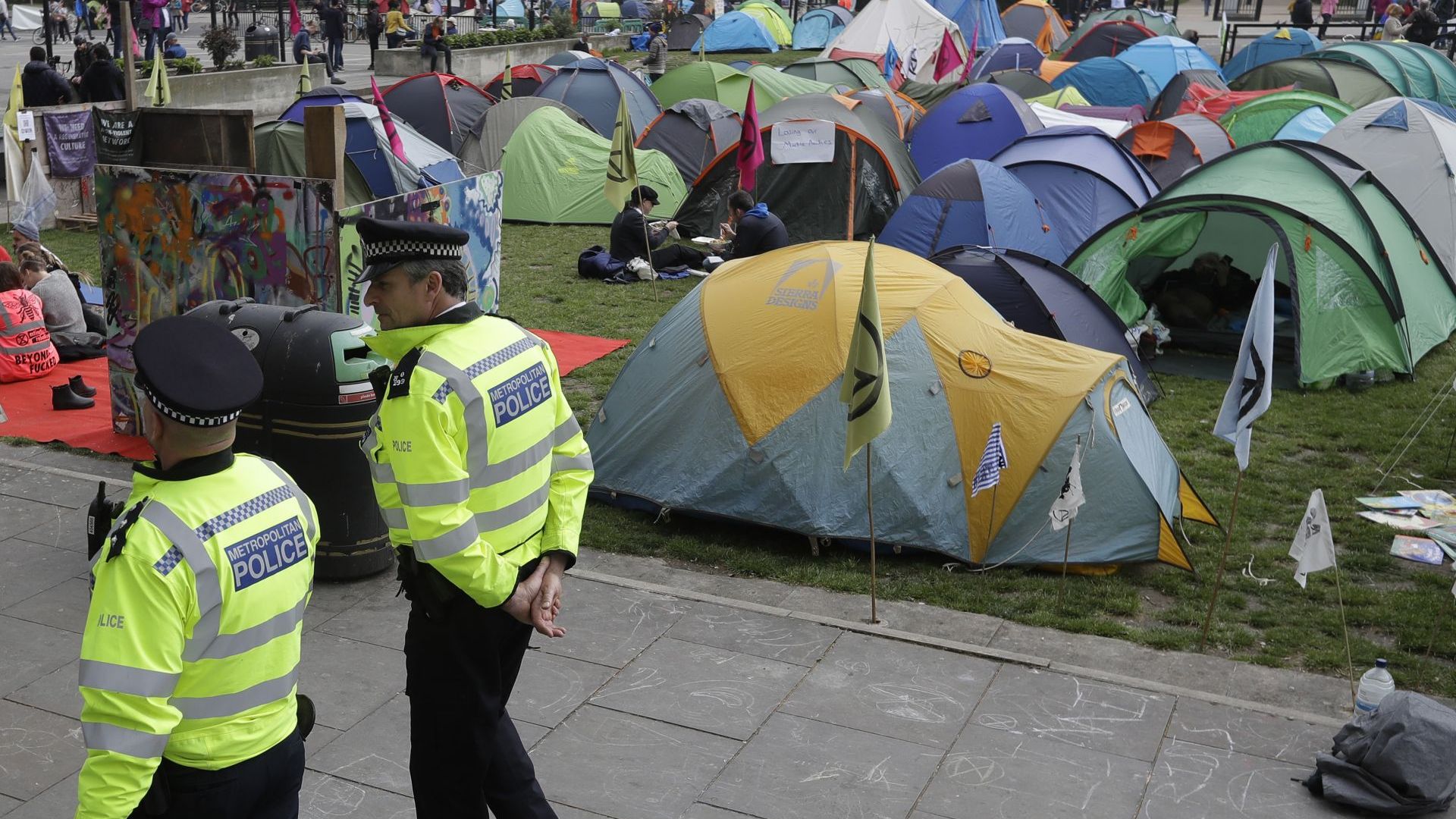 Близо 300 души са арестувани по време на еко-протести в Лондон