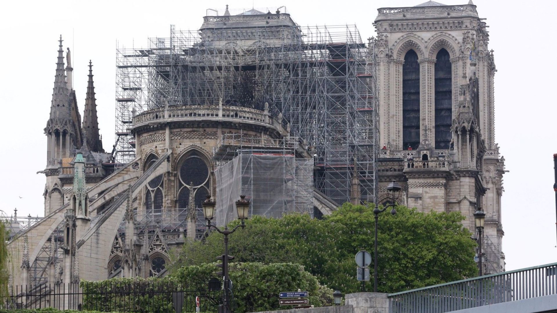 Пожарът който опустоши катедралата Нотр Дам вечерта на 15 април предизвиква