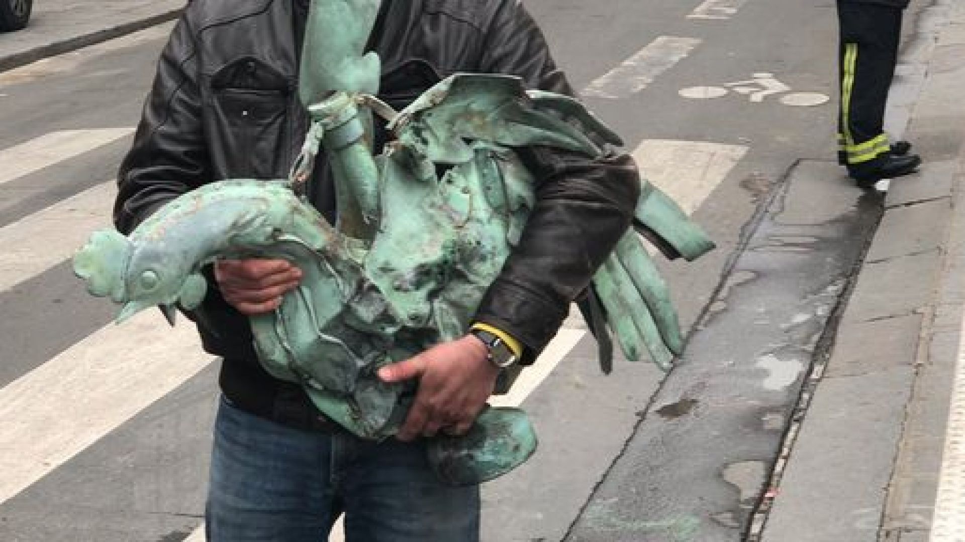 Реставраторите изследващи парижката катедрала Нотр Дам след пожара успяха да