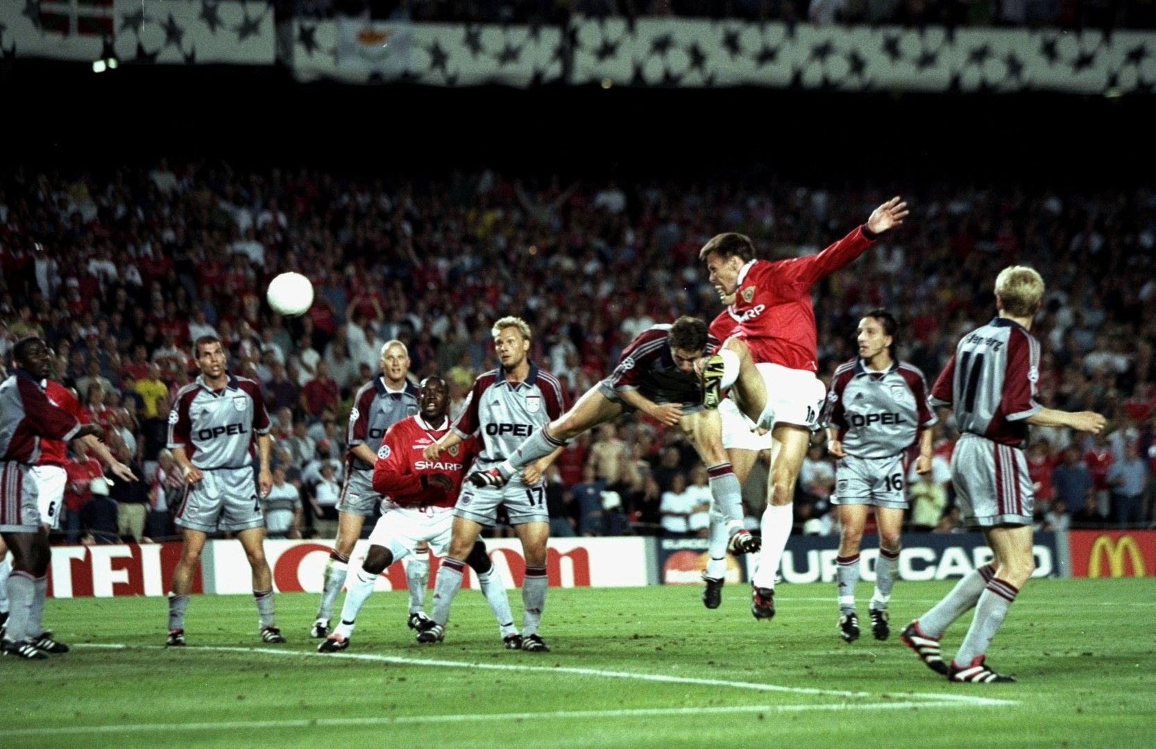 Теди Шерингам сваля топката с глава и след миг Оле Солскяр ще я вкара във вратата на Байерн - 2:1! Един от незабравимите финали в турнира на шампионите от 1999 г. оформи требъла на Манчестър Юнайтед