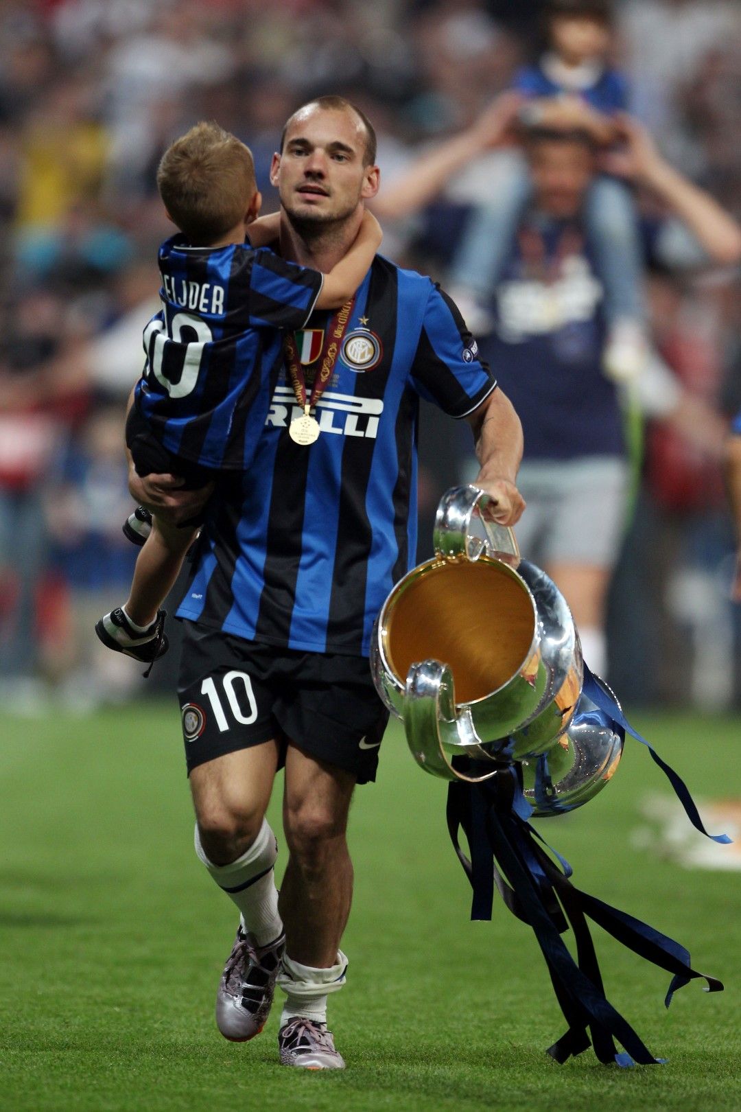 Уесли Снайдер бе играчът на сезона за Интер през 2009-2010 г. Холандецът бе сърцето на всепобеждаващия тим на Моуриньо, записал требъл в Италия и Европа. След това игра и финал на Мондиал 2010, който загуби драматично от Испания с гол в 117-ата минута.