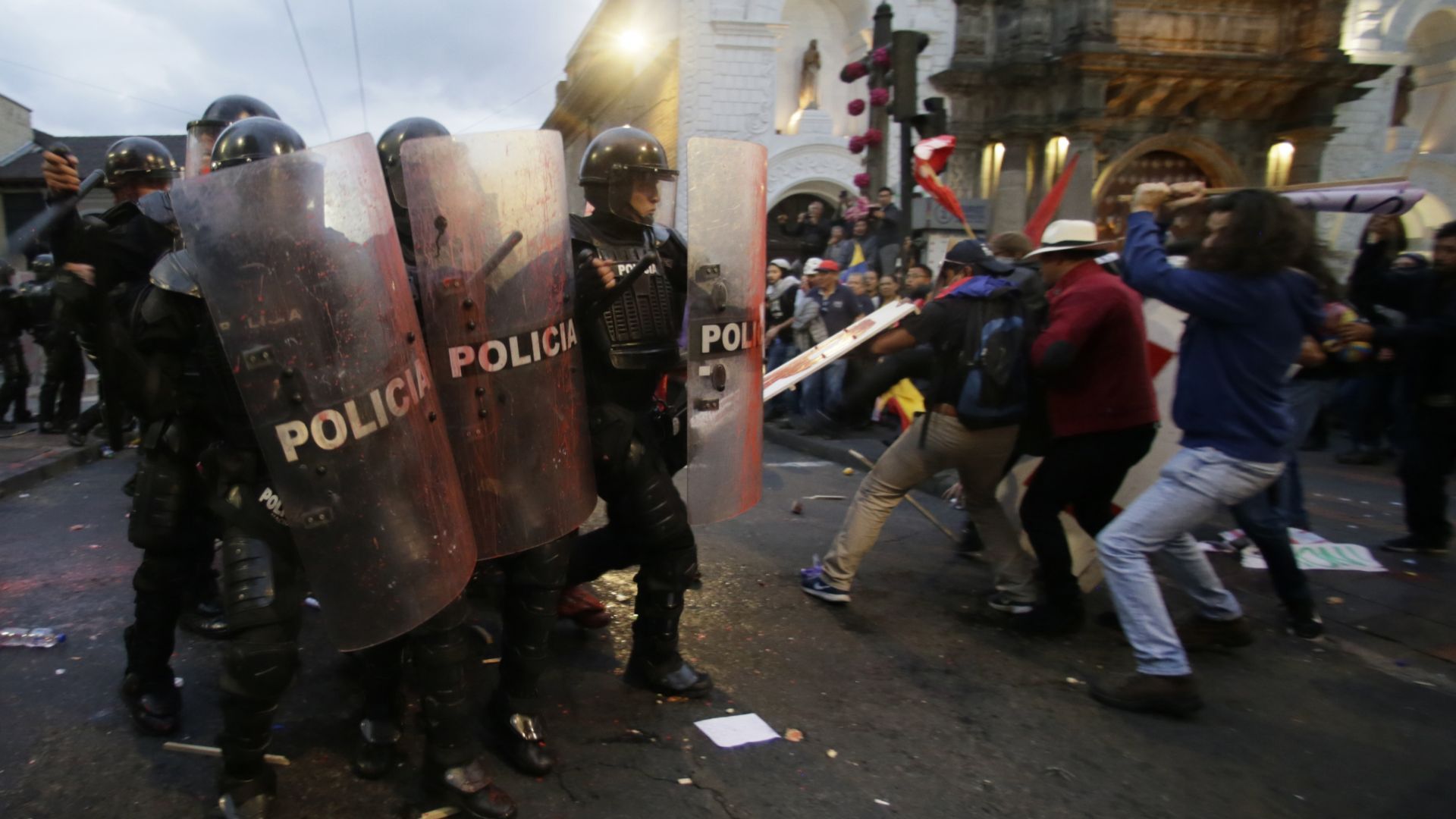 Сблъсъци в Еквадор на протест в защита на Асандж (снимки)