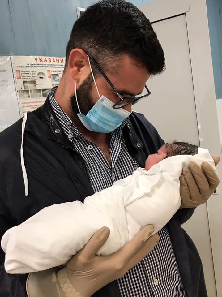 Кузман Илиев с новородената си дъщеря Каролин