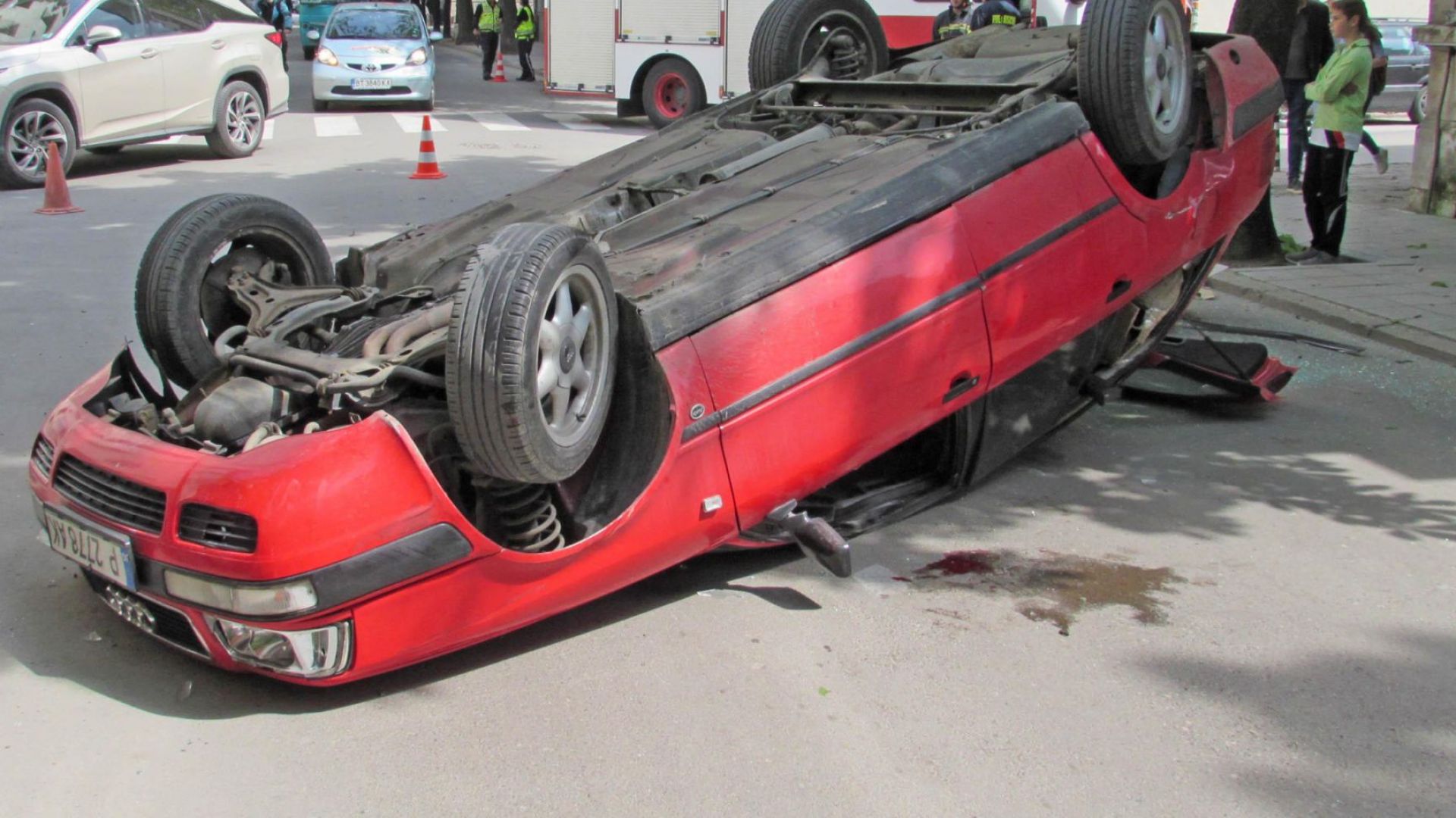 Лек автомобил Ауди се обърна по таван днес по обед