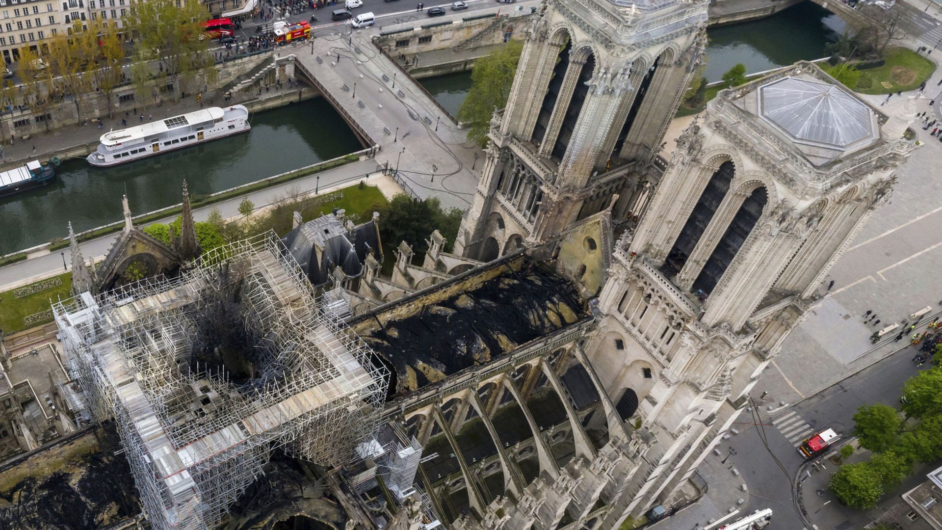 Френското министерство на културата съобщи че няколко камъка са паднали