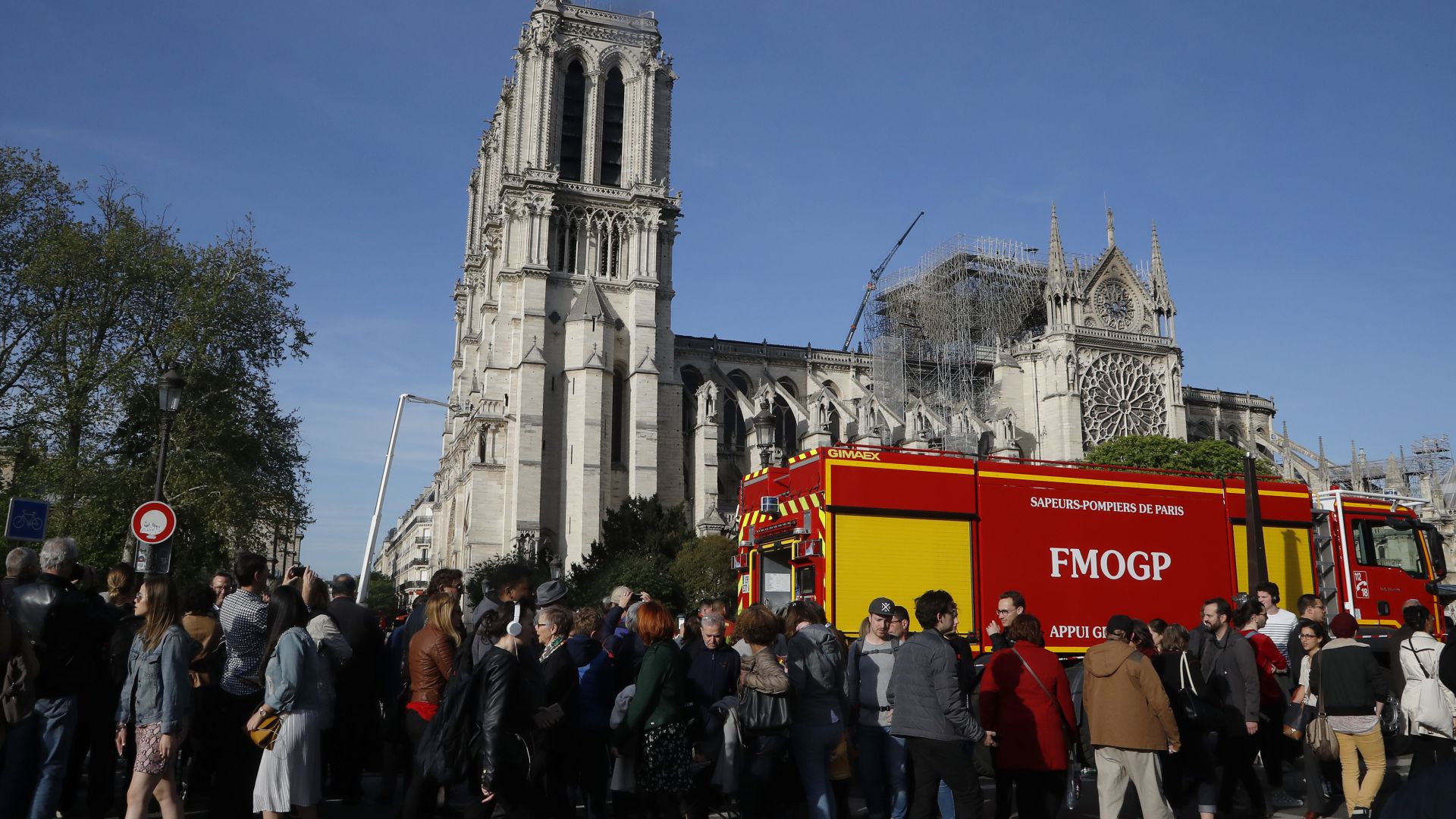 Броени дни след пожара в парижката катедрала Нотр Дам плъзнаха