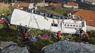 Автобус с германски туристи се обърна на Мадейра, 29 загинаха (видео)