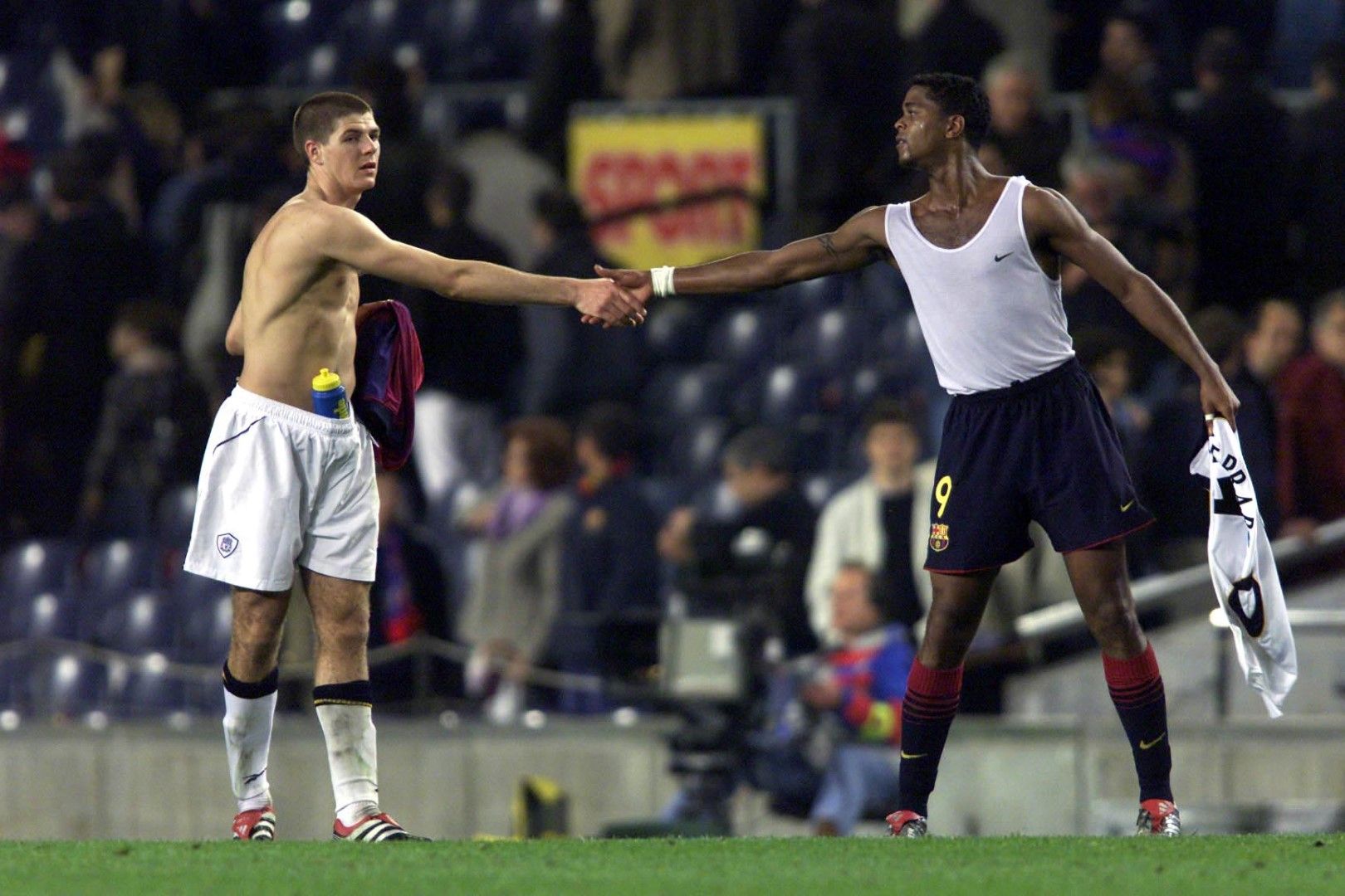 Стивън Джерард (Ливърпул) и Патрик Клуйверт (Барселона) през 2001 г. след първия полуфинал за Купата на УЕФА