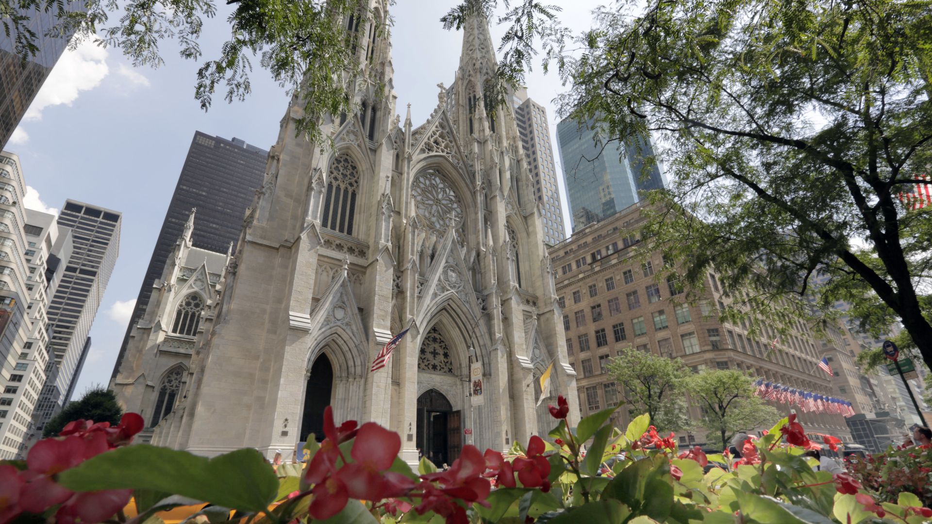 Мъж е арестуван тази нощ след като влязъл в катедралата