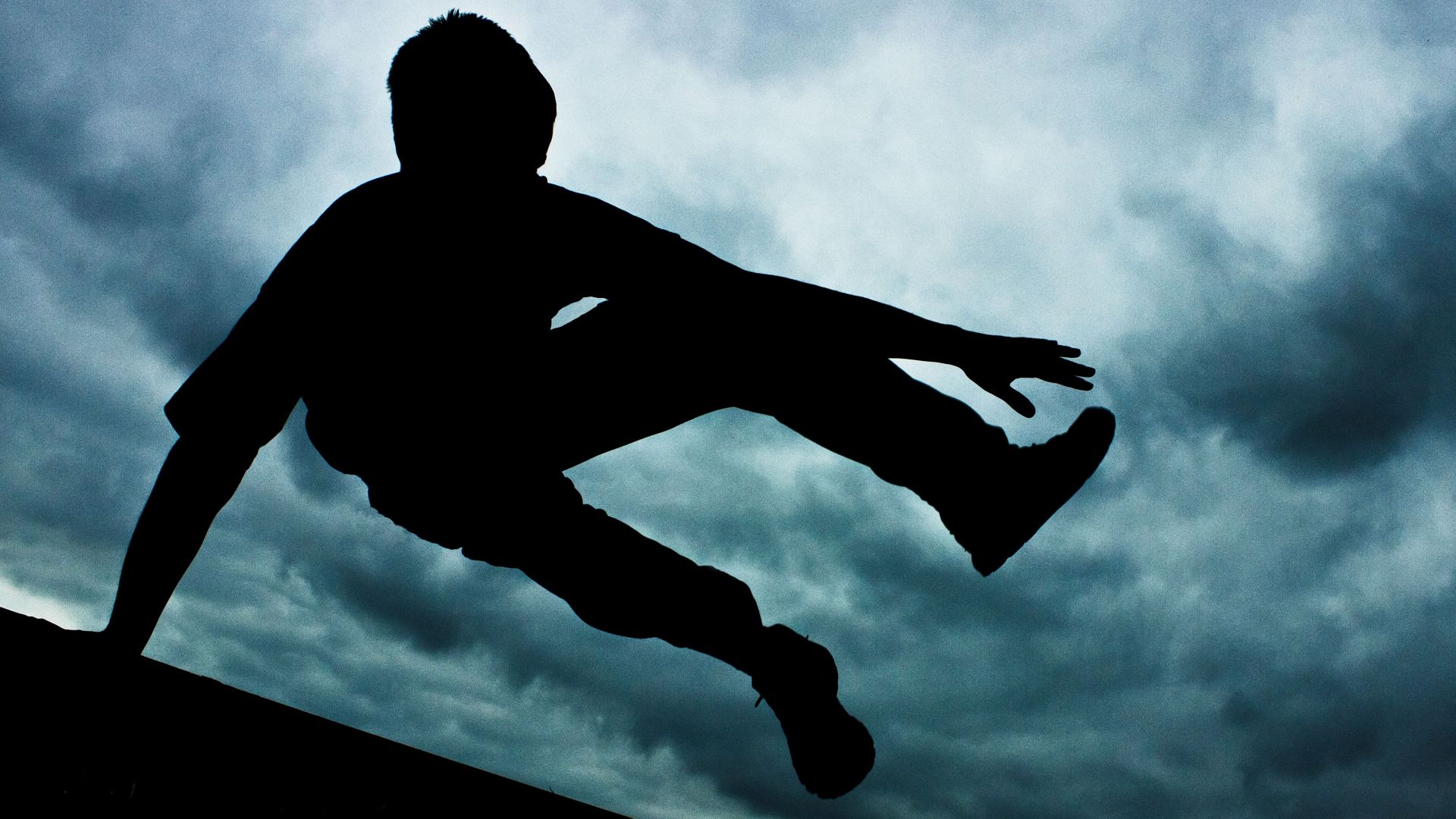 17 годишно момче падна в процеп между две сгради и се заклещи