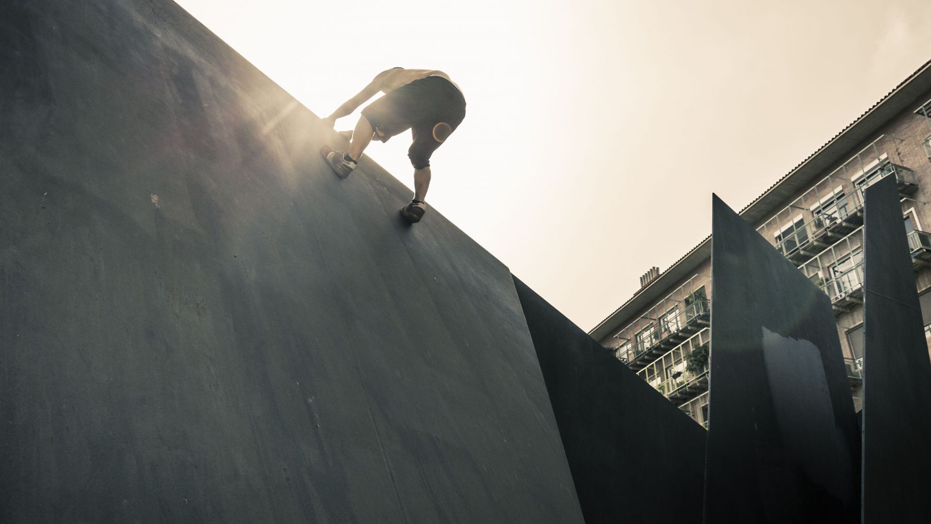 17 годишно момче падна в процеп между две сгради и се заклещи