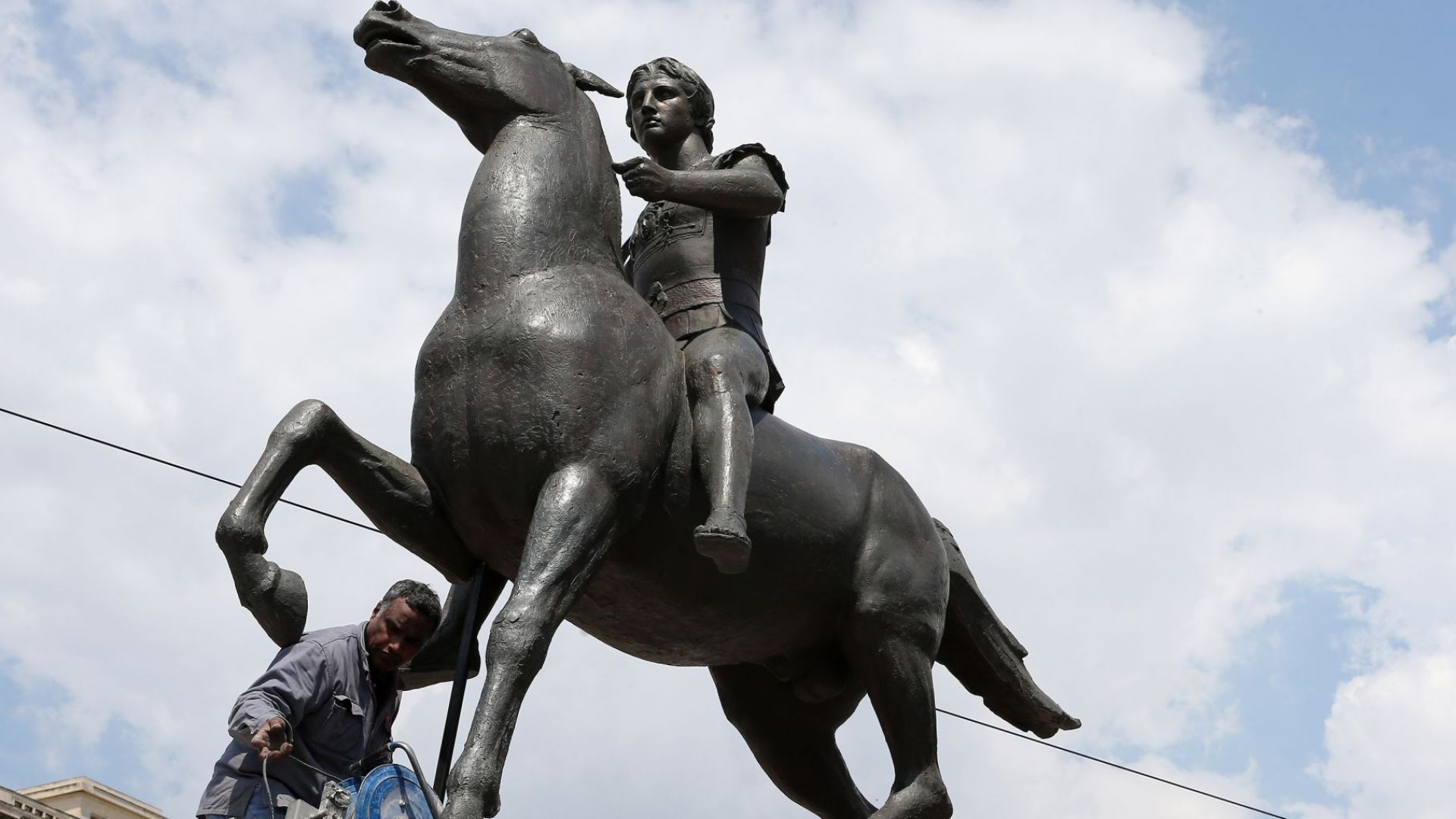 Конна статуя на Александър Велики беше поставена в центъра на