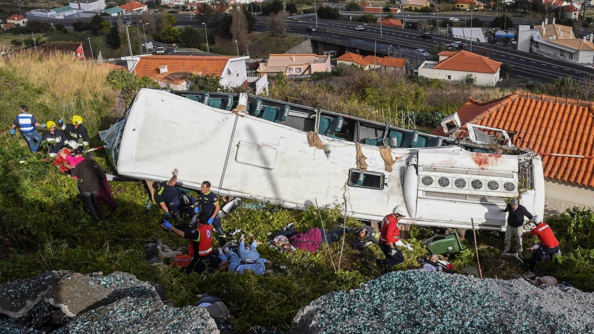 Германски самолет прибра от Мадейра 12 оцелели при автобусната катастрофа