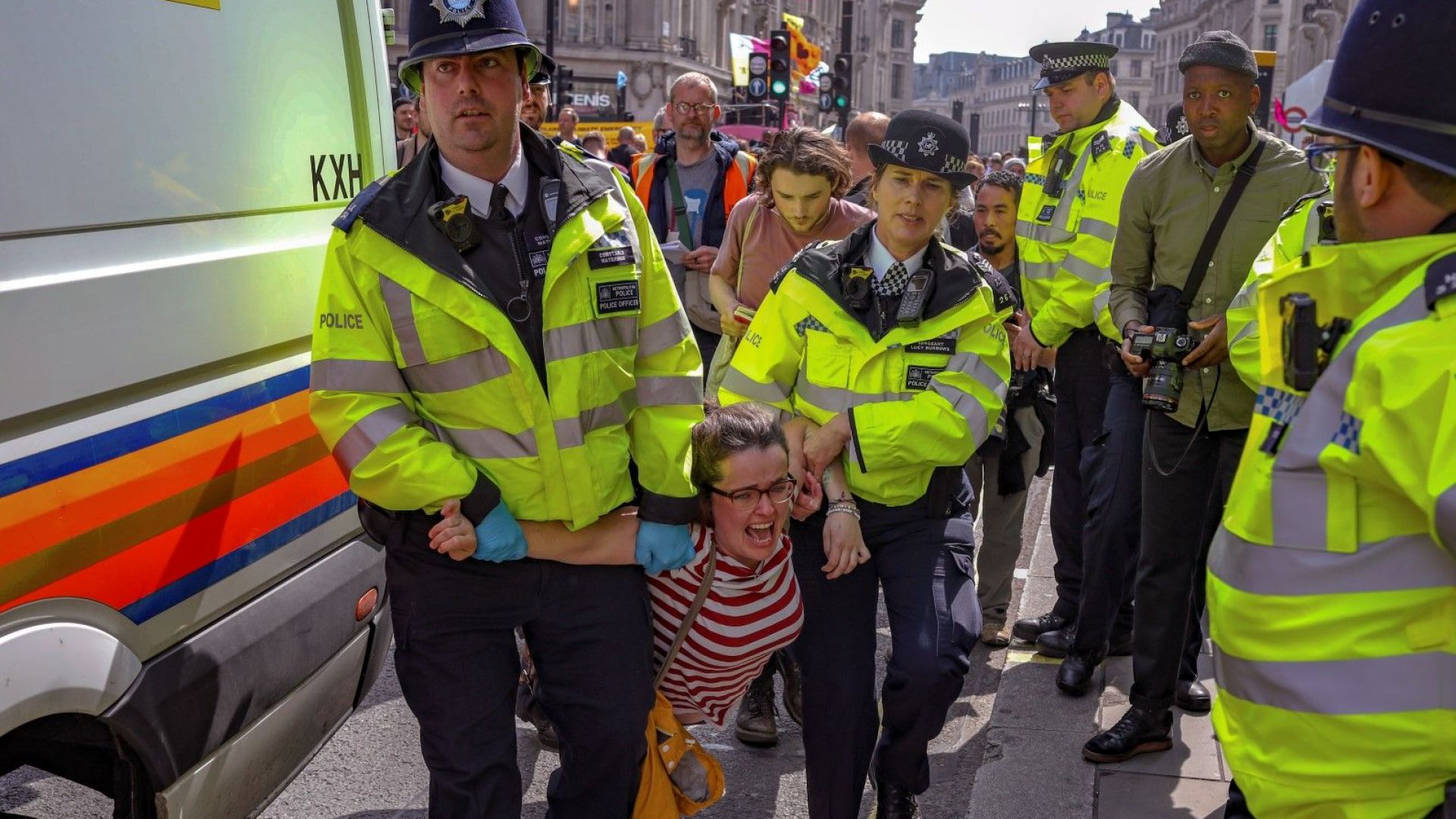 Демонстрантите които вече повече от три дни блокират пътища и