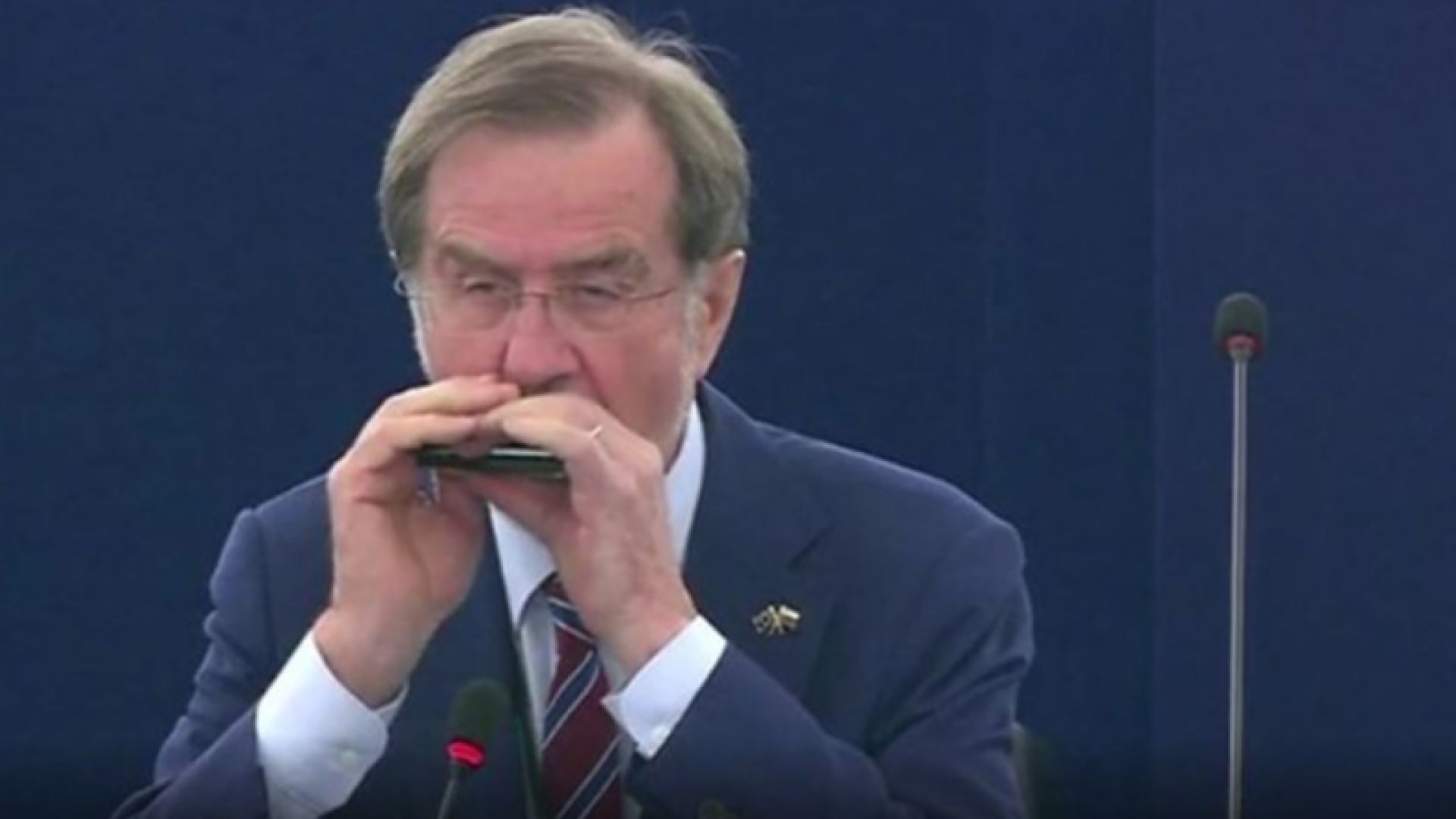 На прощаване: Евродепутат изсвири на хармоника "Ода на радостта" (ВИДЕО)